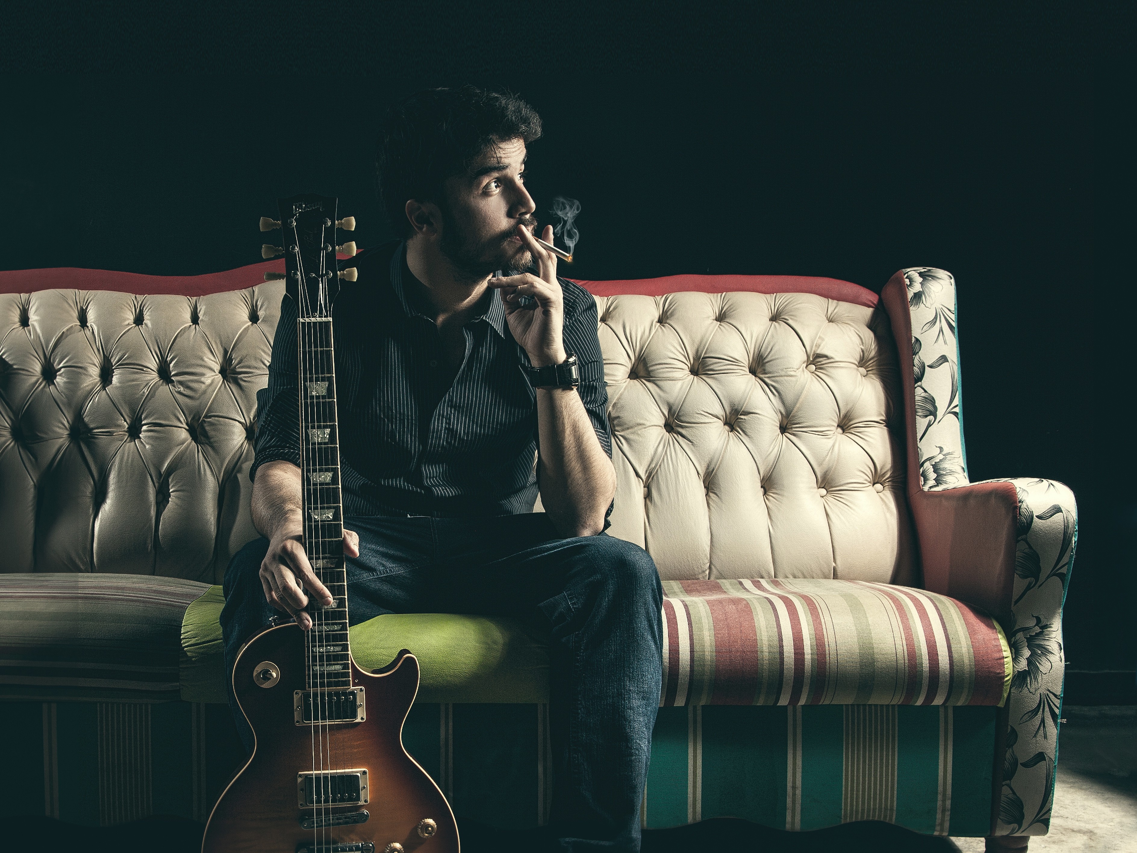Wallpaper, men, guitar, musical instrument, sitting, music, smoking, cigarettes, couch, stage, furniture, drum, skin head percussion instrument 3776x2832