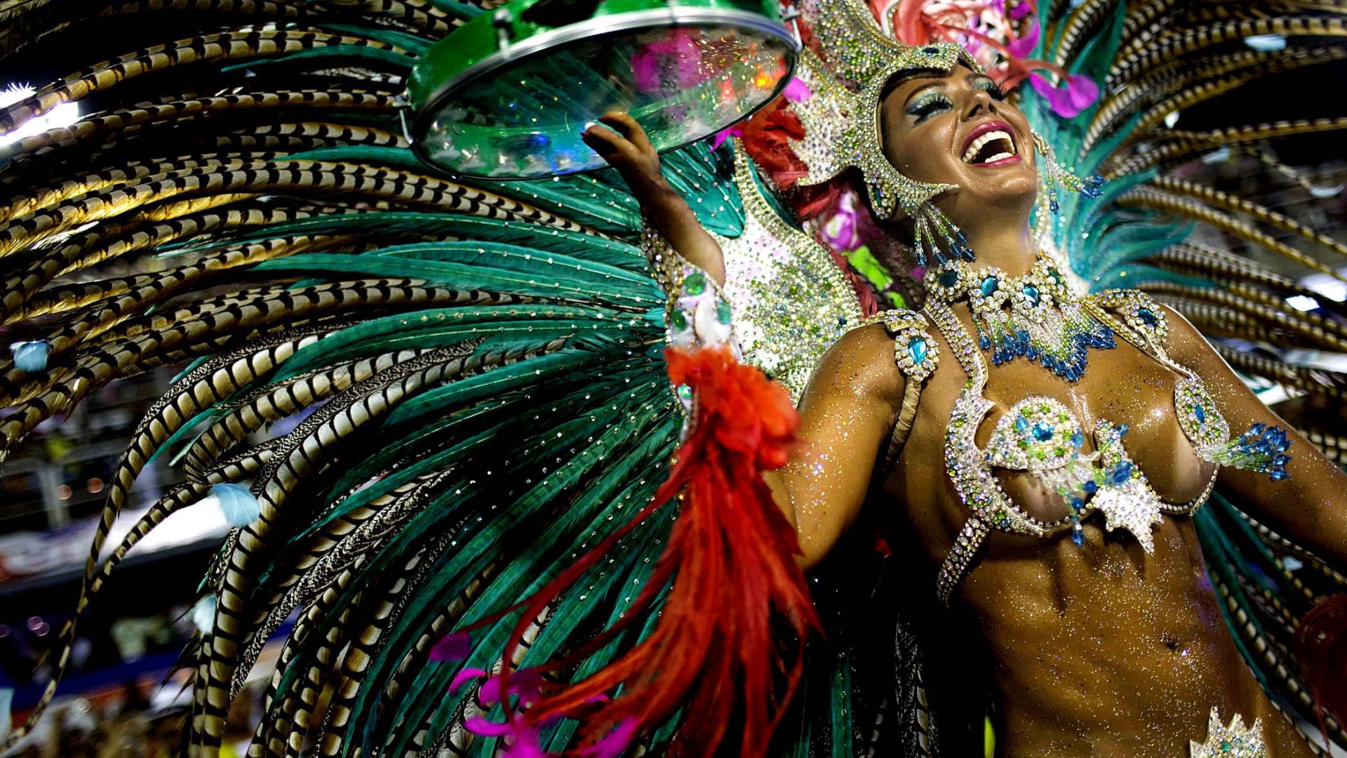 A Performer At Carnival In Rio De Janeiro [2100x1400] HD Wallpaper