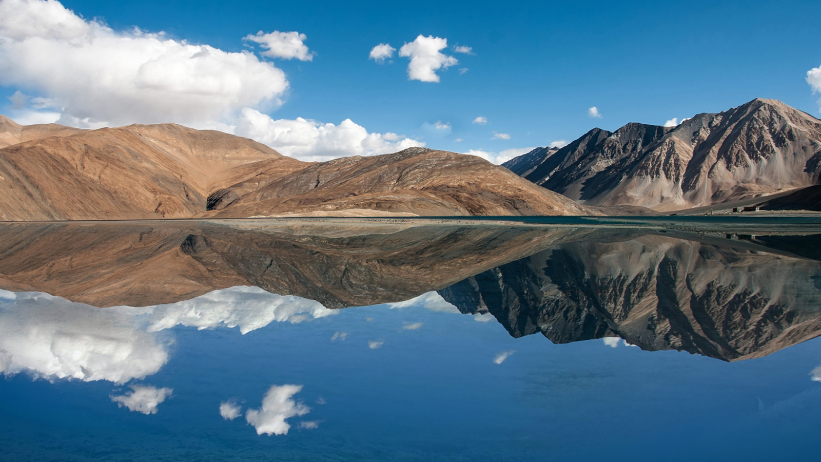 Pangong Tso lake in Tibet Wallpaper for 1600x900