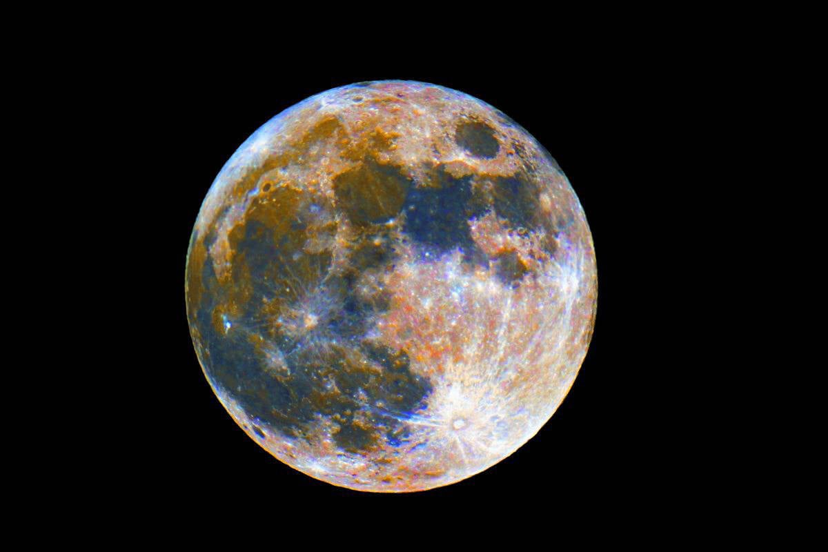 Astrophotos: A Colorful Moon