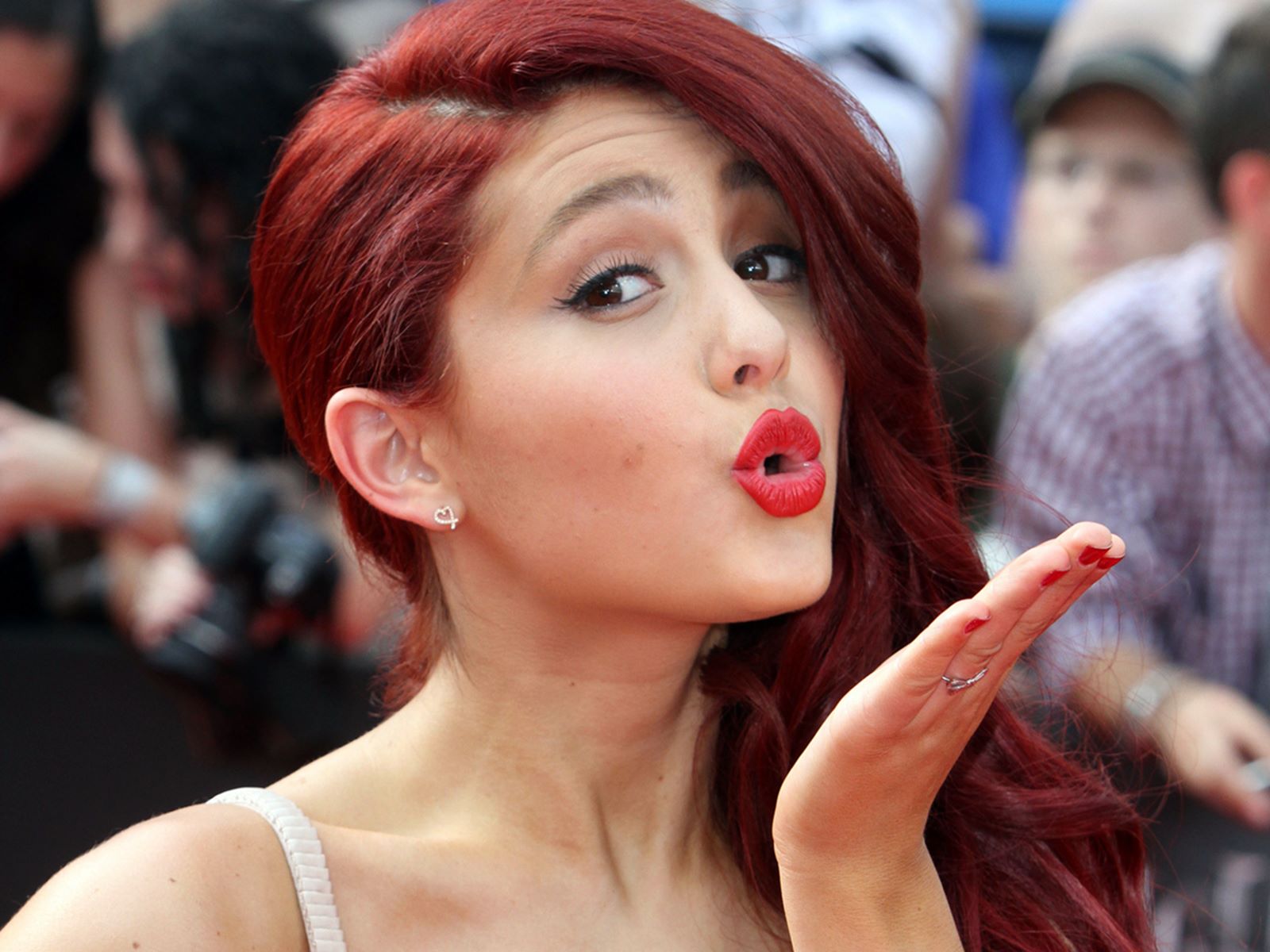 Ariana Grande Flying Kiss HD Wallpaper Kiss Cute Girl