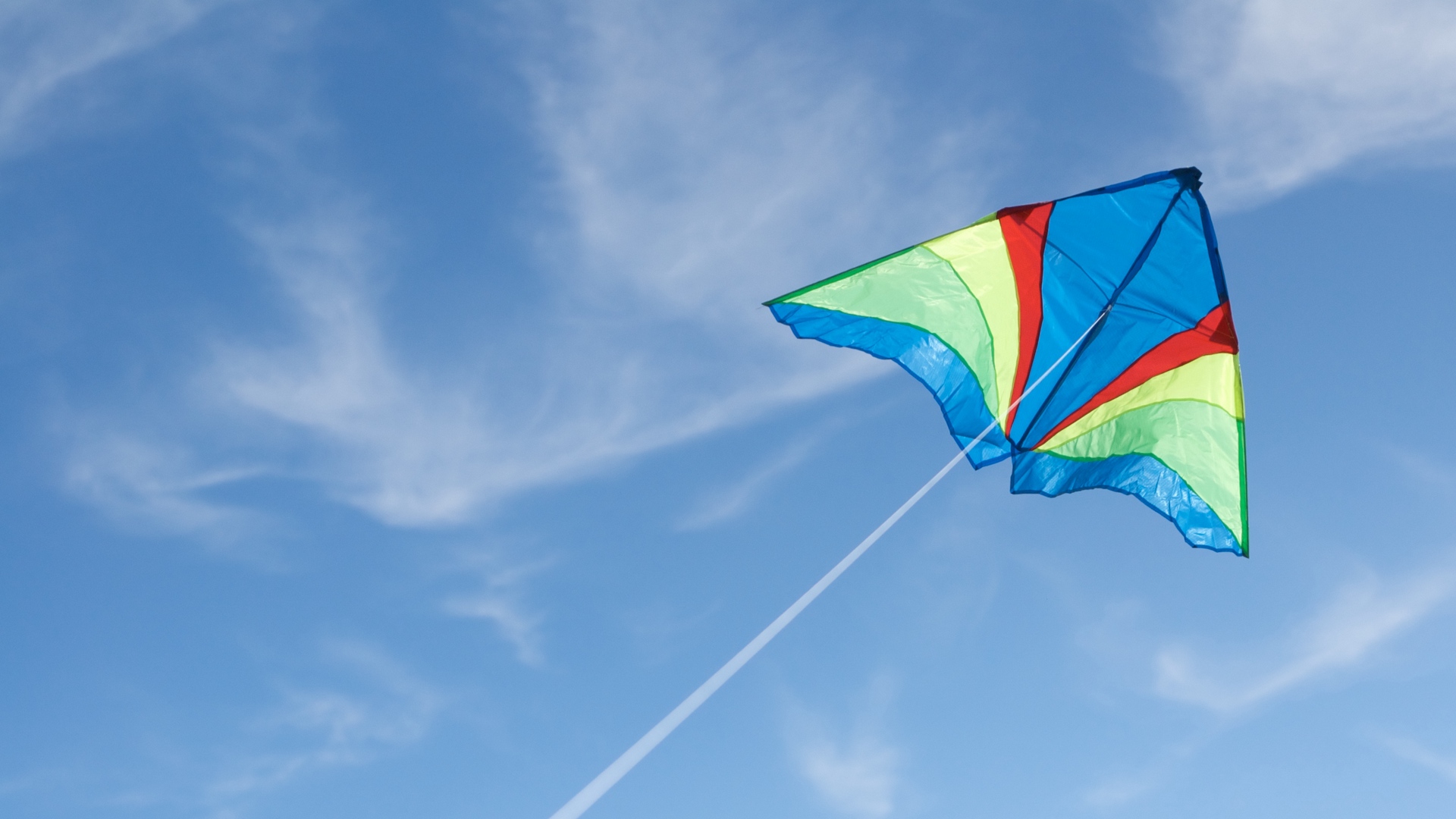 Напиши где находятся предметы на этих картинках the kite is in the sky