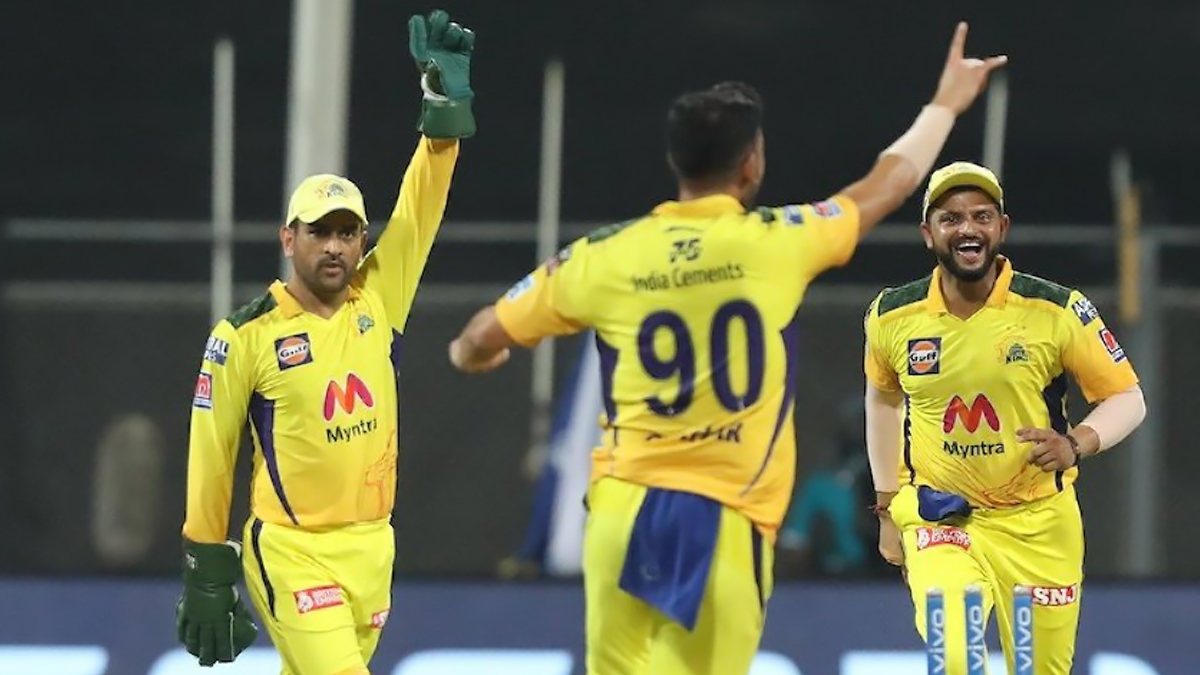 Caught on Stump Mic! MS Dhoni's Hilarious Comment During CSK vs RR, IPL 2021 Goes Viral (Watch Video)