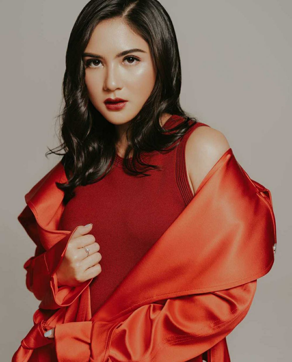 Potret Jessica Mila dalam Balutan Outfit Merah