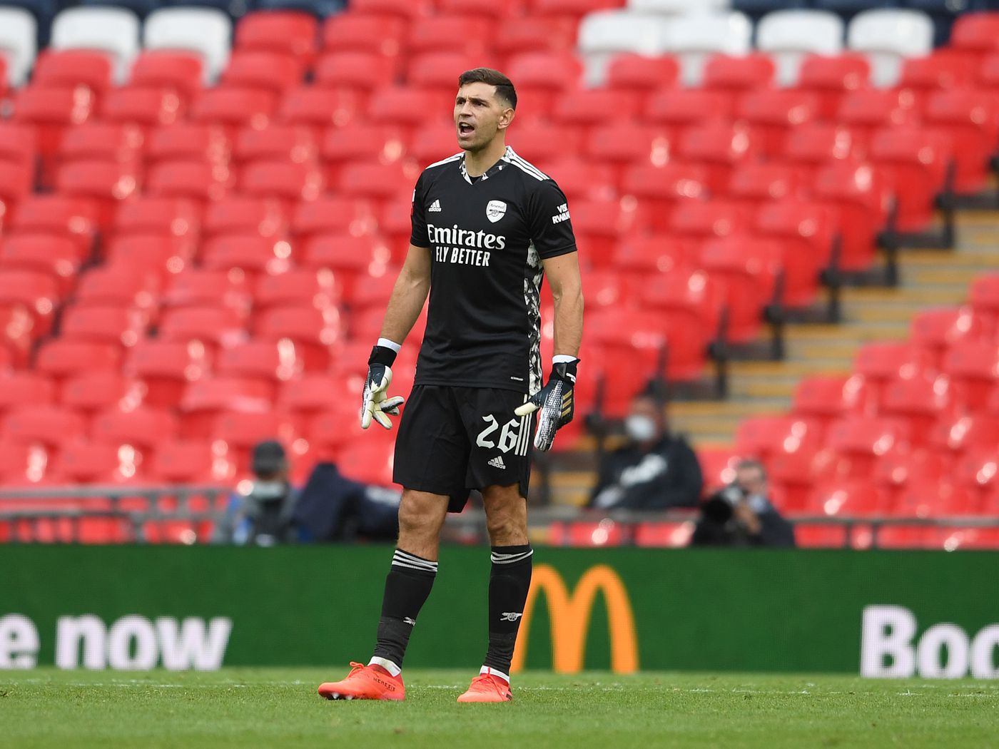 Emi Martinez to Aston Villa transfer rumor: second bid, Leeds, Valencia interested Short Fuse