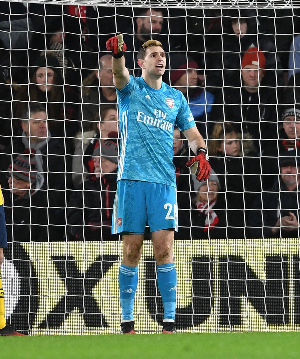 Emi Martínez win away from home tonight, get home safe gunners you were loud tonight #em26 #ontothenextround Importante victoria afuera de casa, vuelvan a casa seguros gunners @