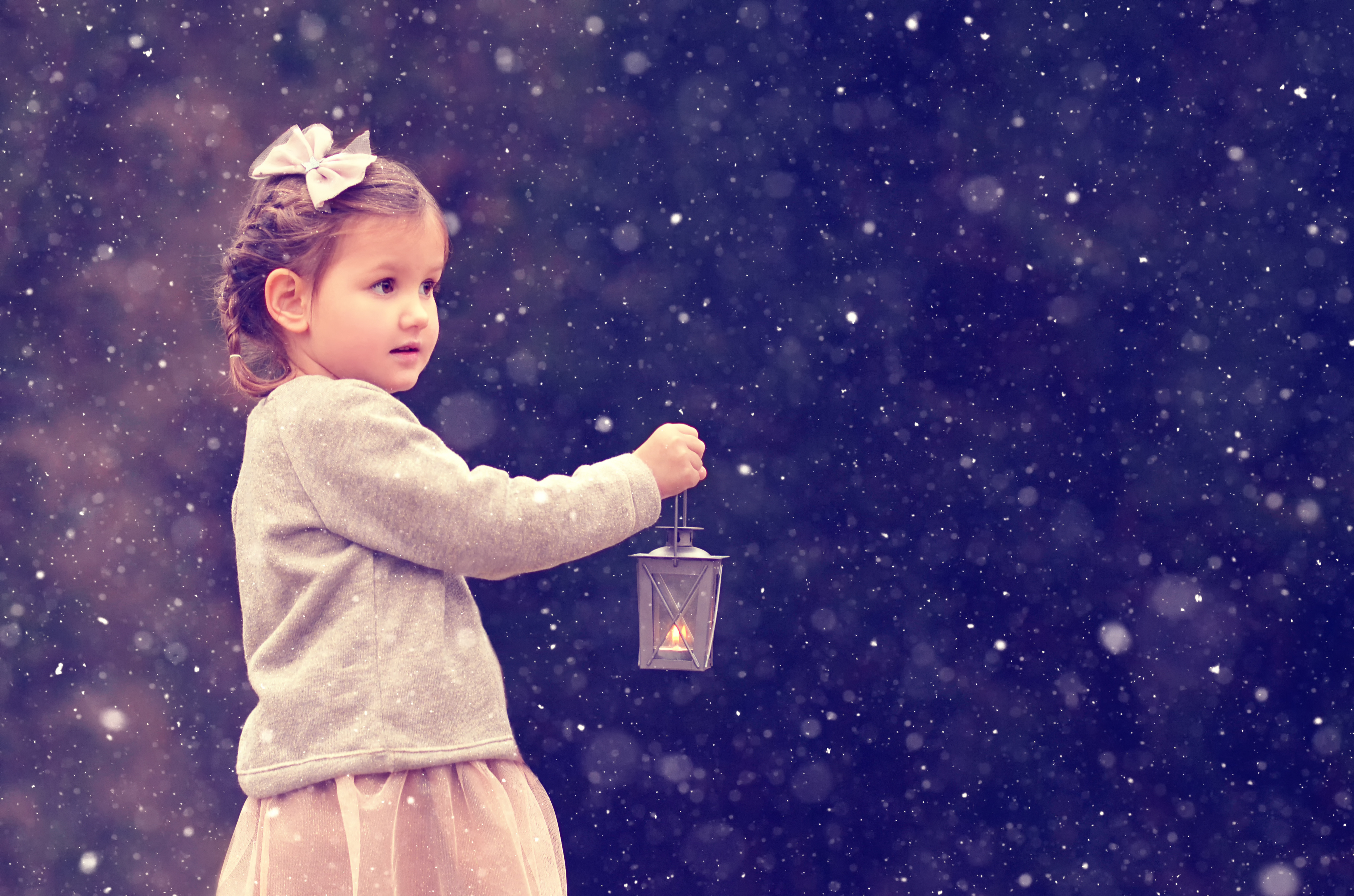 Wallpaper. Children. photo. picture. girl, flashlight, snow, bow