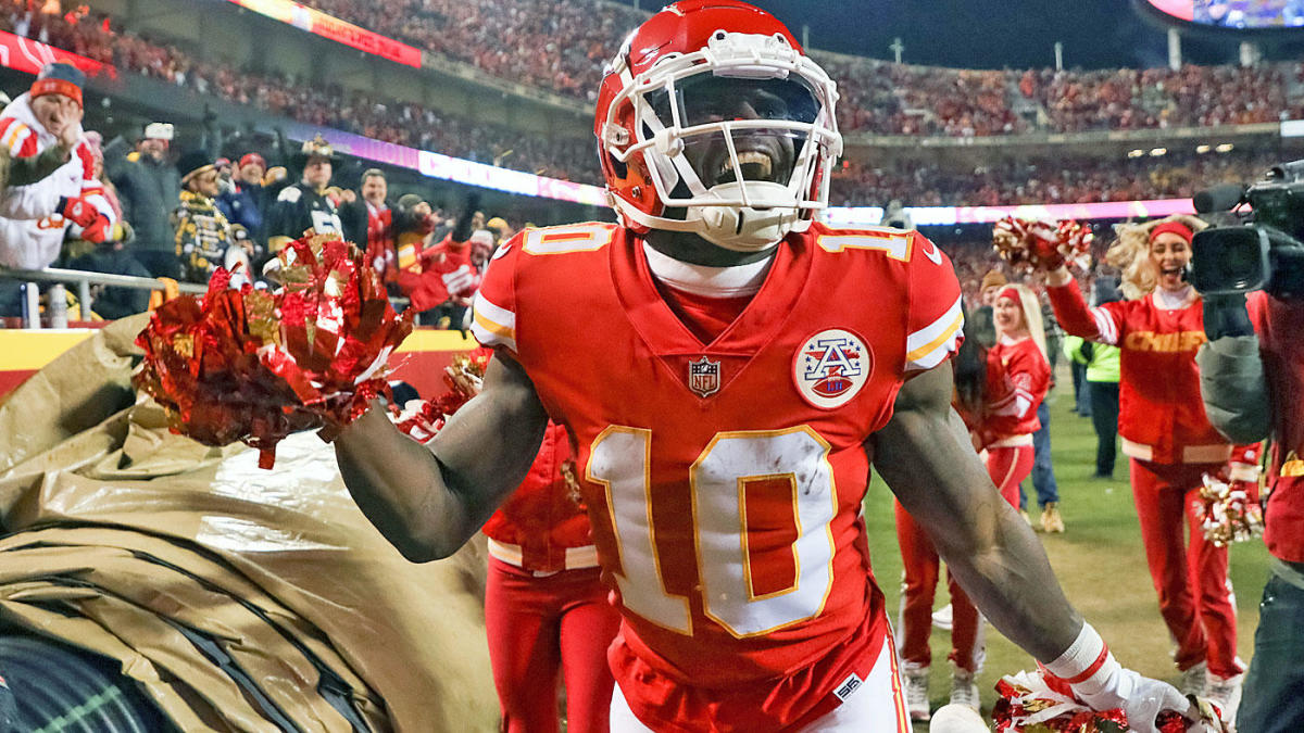 Chiefs' Tyreek Hill, Mecole Hardman in heated exchange on sideline during AFC Championship Game