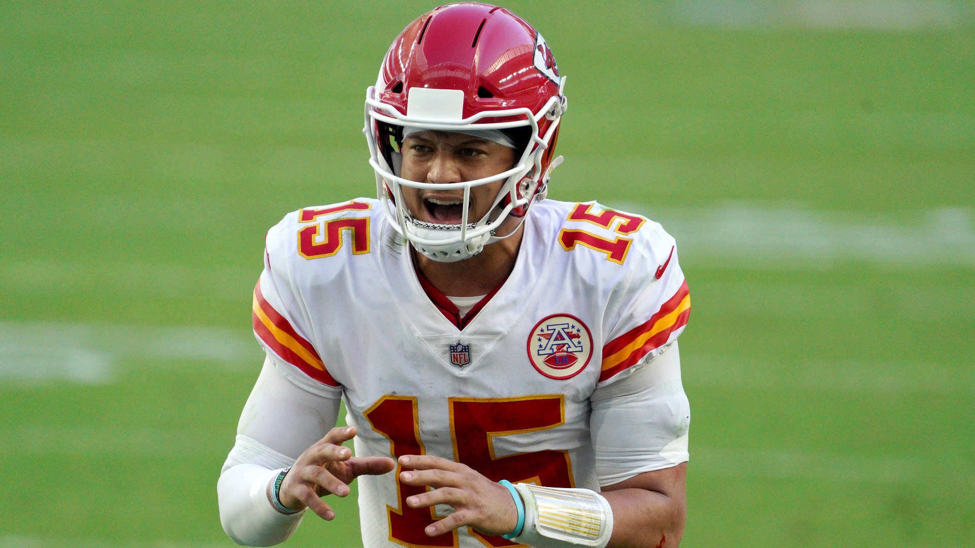 Patrick Mahomes' underhand pass, other trick plays keep Chiefs' opponents guessing