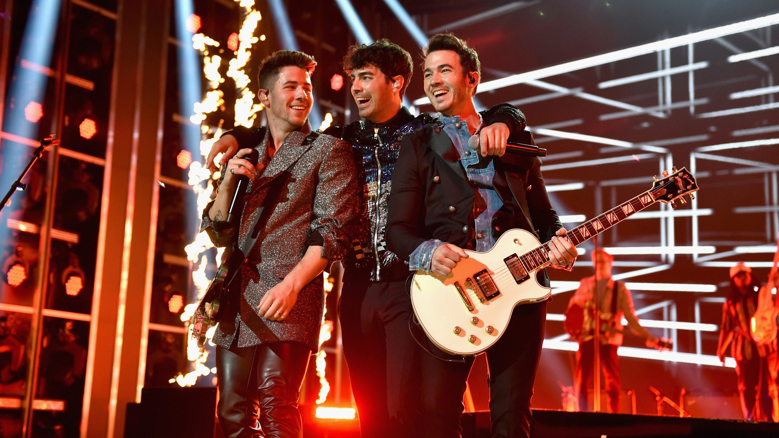 The Jonas Brothers Helped a Guy Propose to His Girlfriend Onstage at Their Raleigh Concert