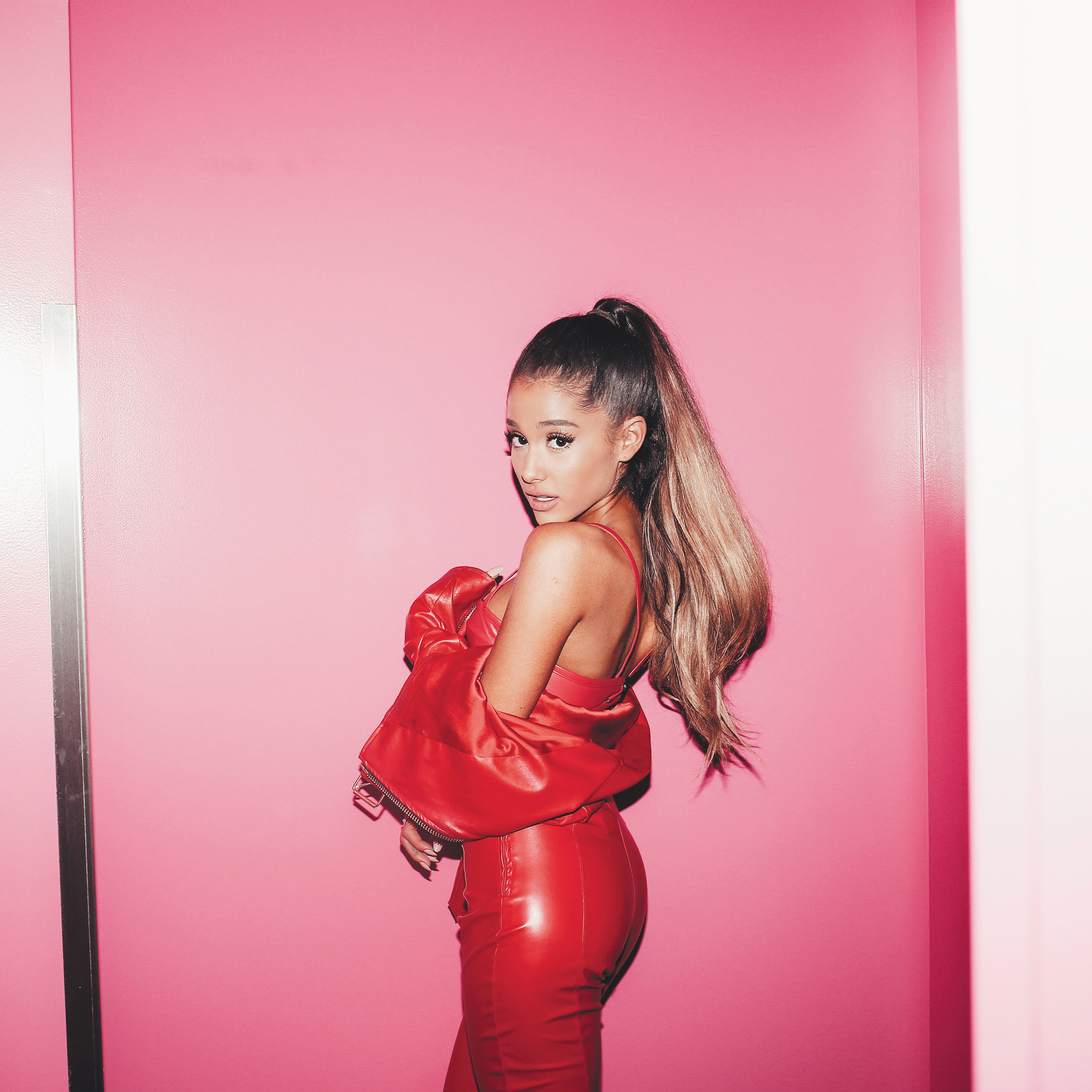 Ariana Grande Pink Pose Music Girl Wallpaper