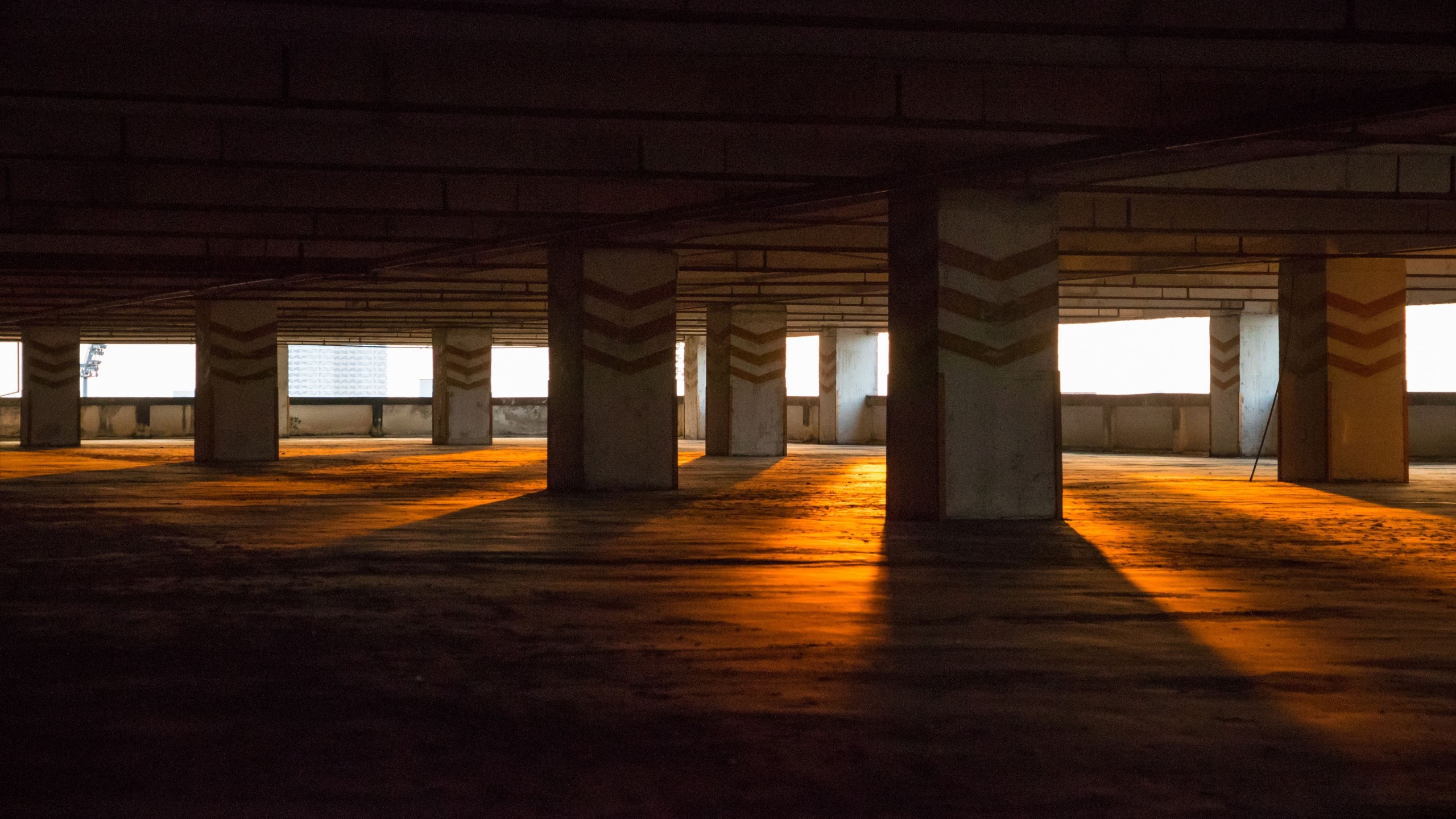 Wallpaper 4k Parking Lot Empty Silent Morning Sunbeams Wallpaper