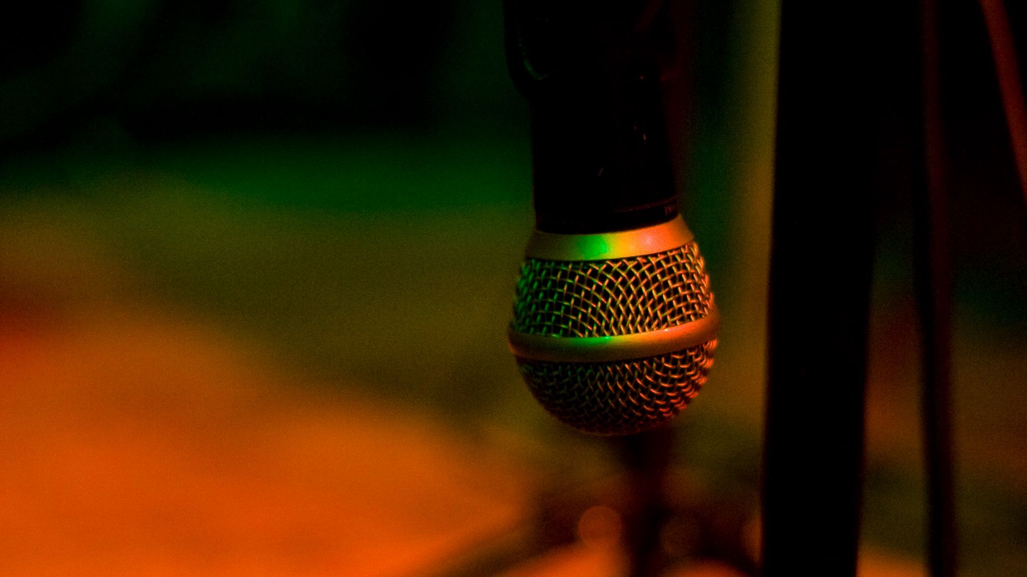 Download wallpaper 2048x1152 microphone, music, stage, stand, wires ultrawide monitor HD background