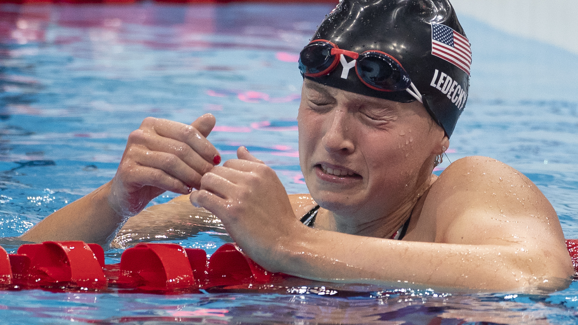 Kate win. Katie Ledecky Tokio. Эрика Салливан плавание.