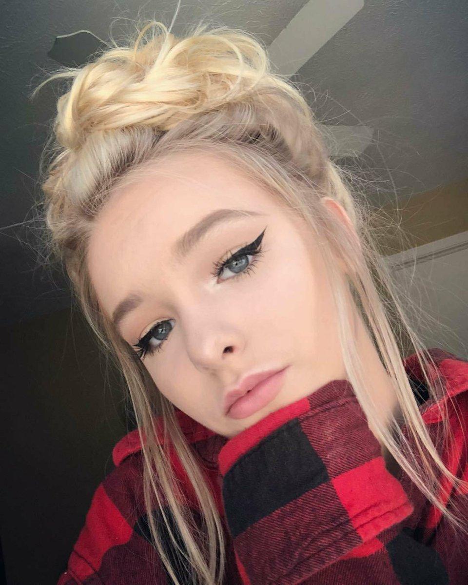 Zoe Laverne Wallpaper