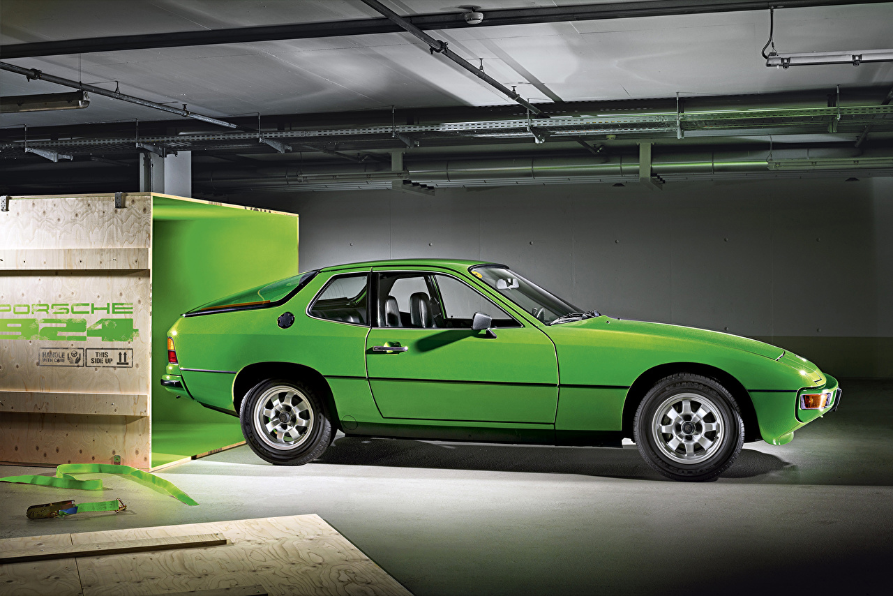 Photo Porsche 1976 85 924 Green Antique Side Cars