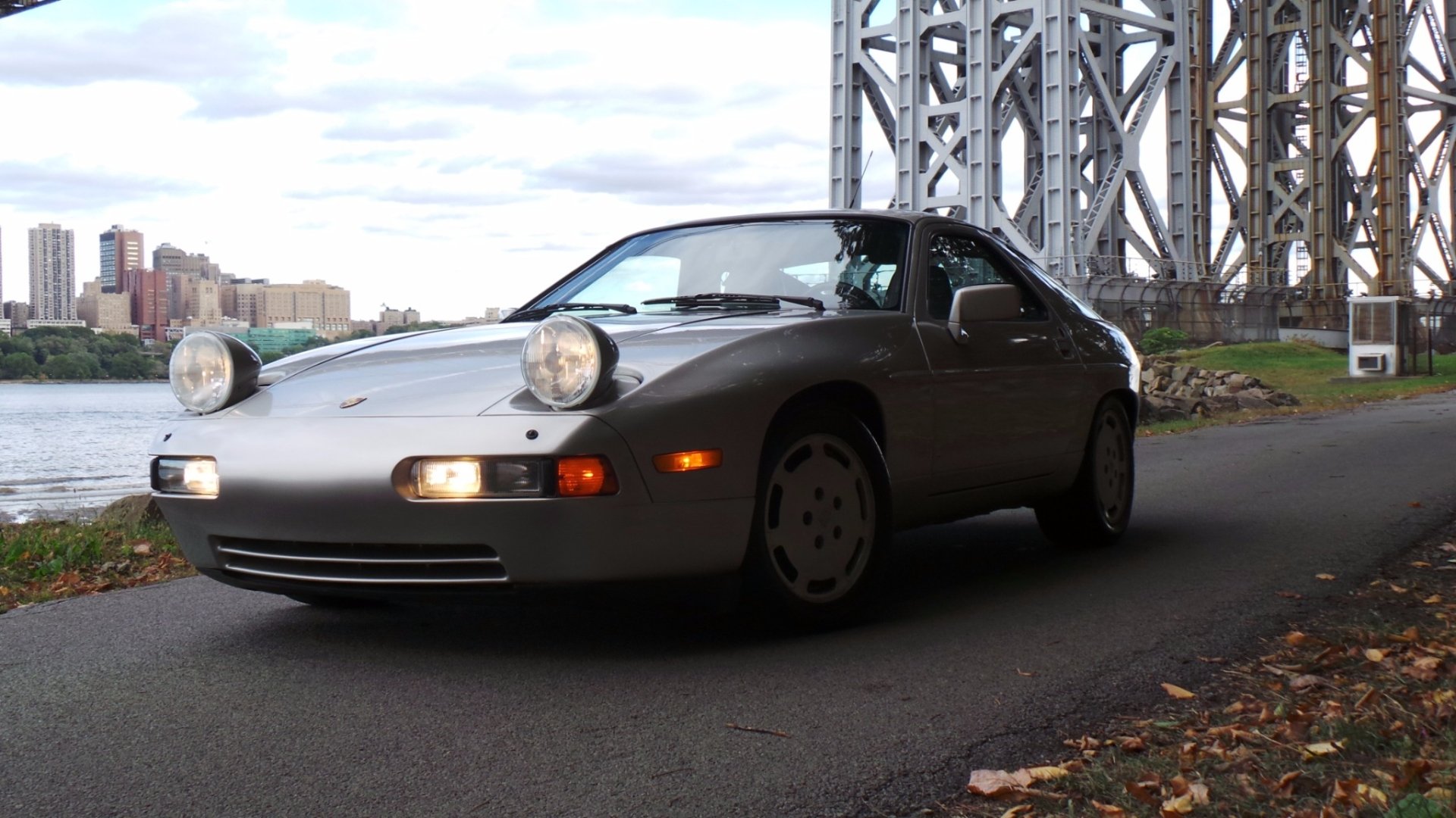 Porsche 928 S4 Coupe with Hideaway Headlights HD Wallpaper