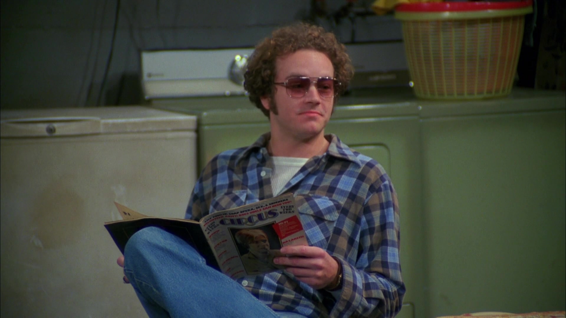 Circus Magazine Held By Danny Masterson As Steven Hyde In That '70s Show S03E15 Donna's Panties