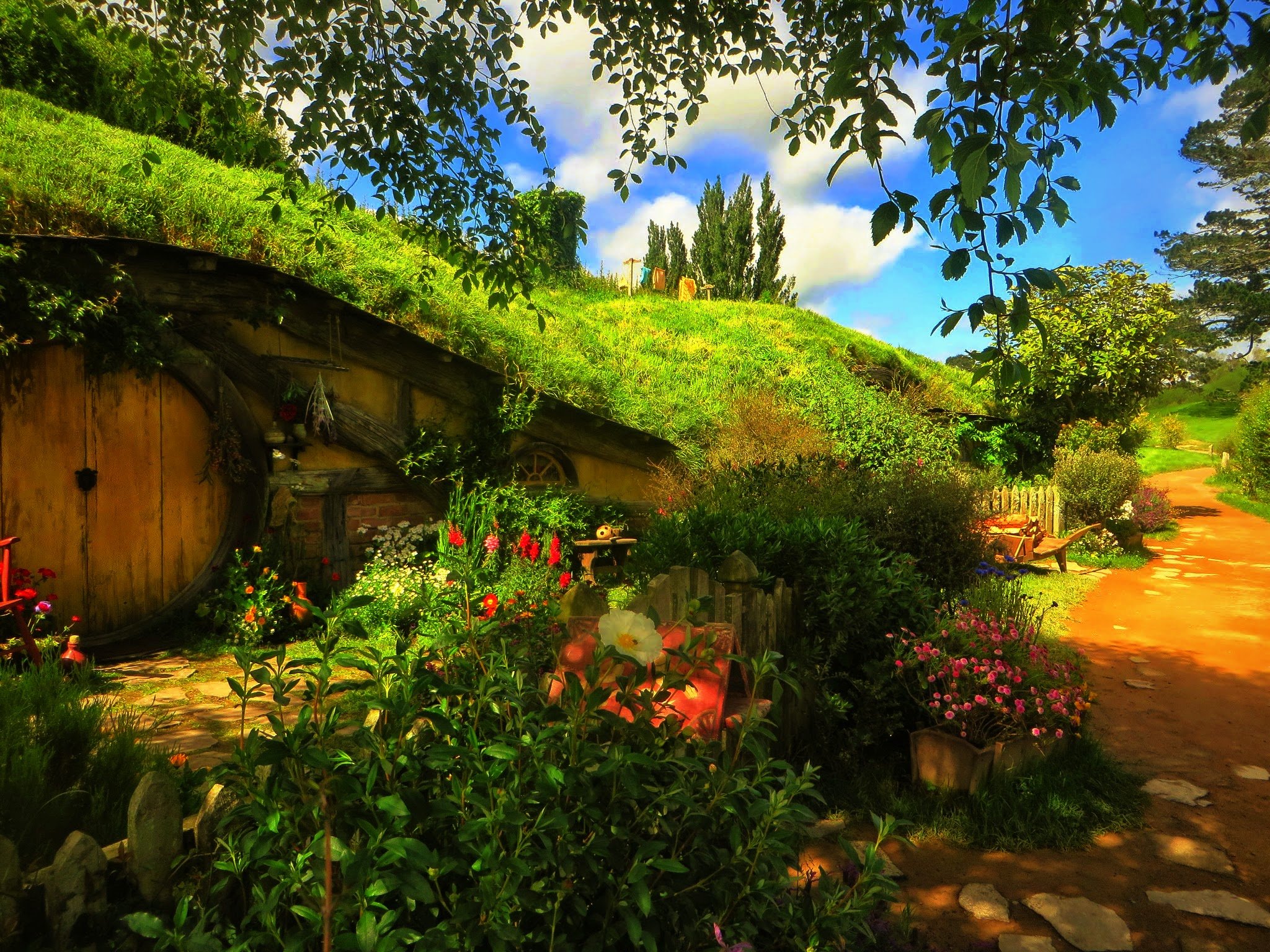 One Of The Many Hobbit Holes Dotted Around The Shire HD Wallpaper