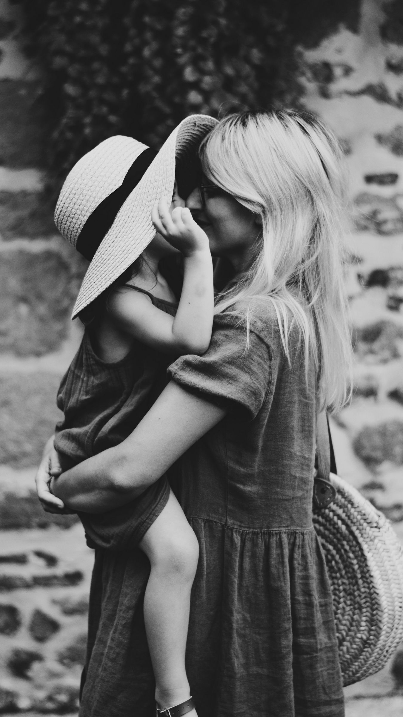 Download wallpaper 1350x2400 mother, child, bw, family, hug, tenderness, hat iphone 8+/7+/6s+/for parallax HD background