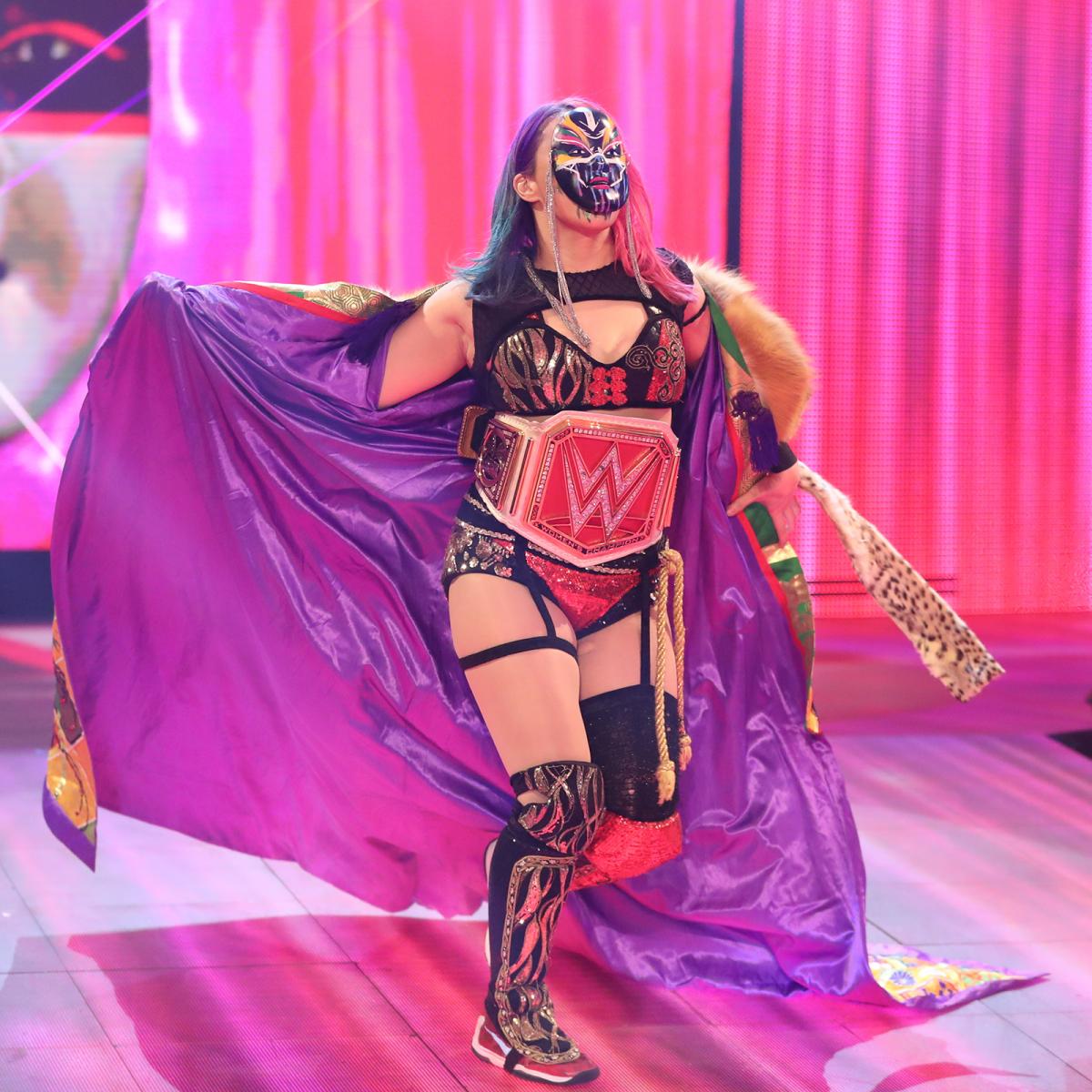 Asuka vs. Sasha Banks: photo