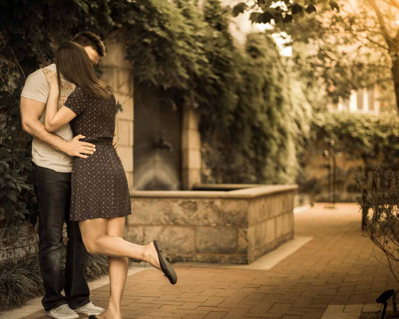 Free download Stylish couple kiss in romantic style with amazing background love [1680x1050] for your Desktop, Mobile & Tablet. Explore Stylish Kiss Wallpaper. Stylish Kiss Wallpaper, Stylish Background, Stylish Wallpaper