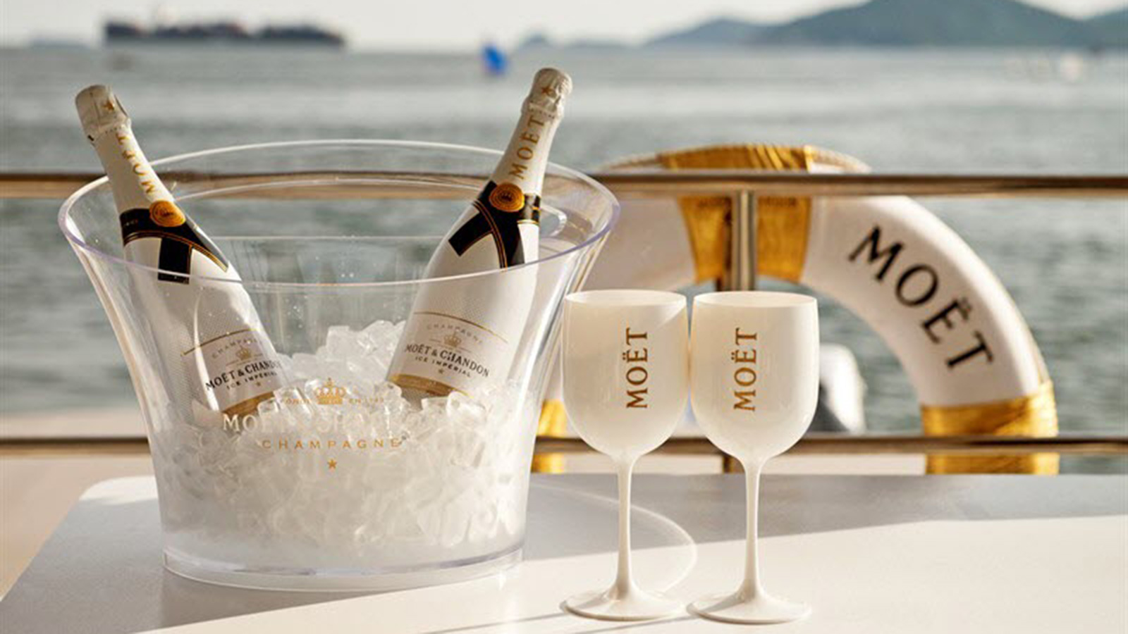 бокалы шампанского на море