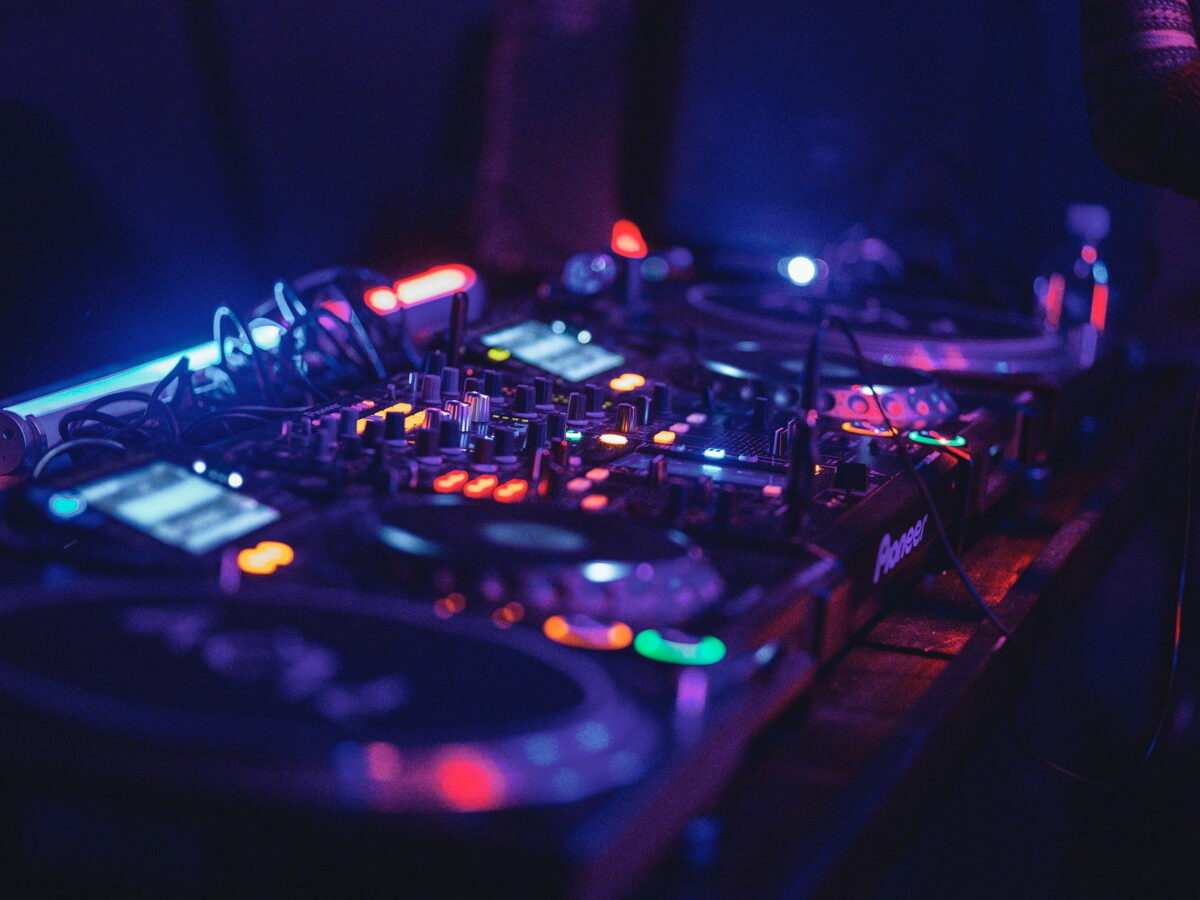 best DJ software to use without a controller
