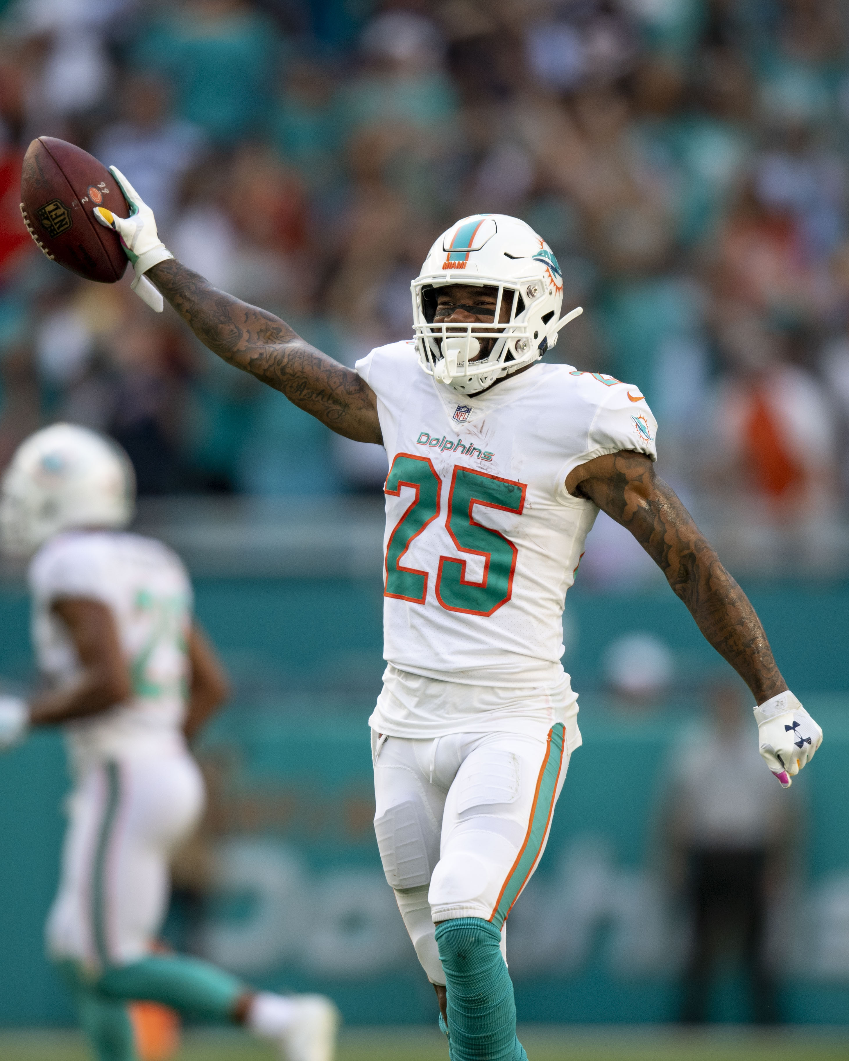 Download Miami Dolphins 25 Xavien Howard Football Wallpaper