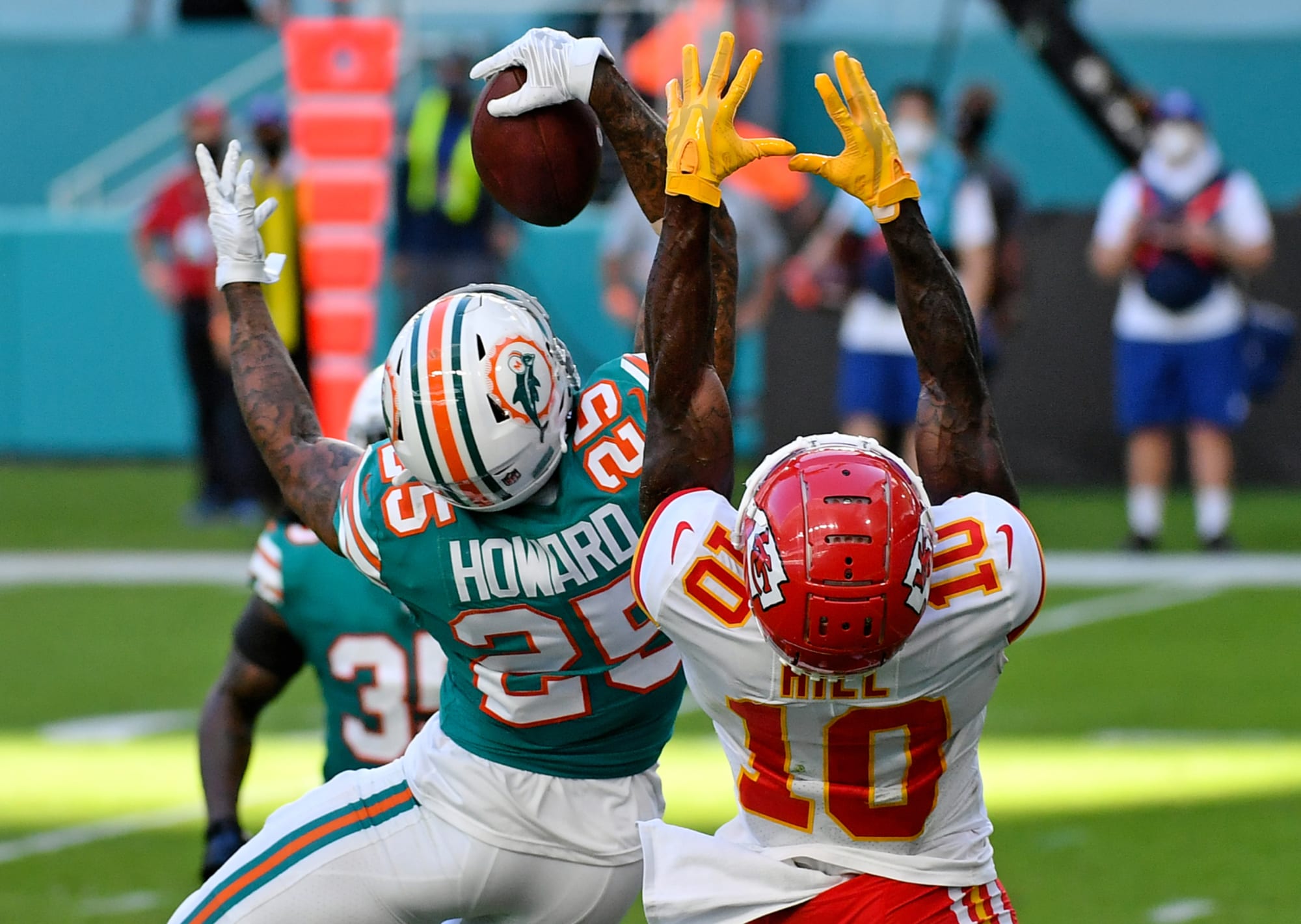 Download Miami Dolphins 25 Xavien Howard Football Wallpaper