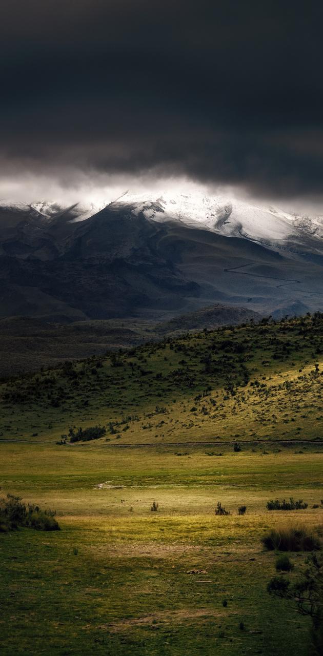 Cloudy Mountains 4K wallpaper