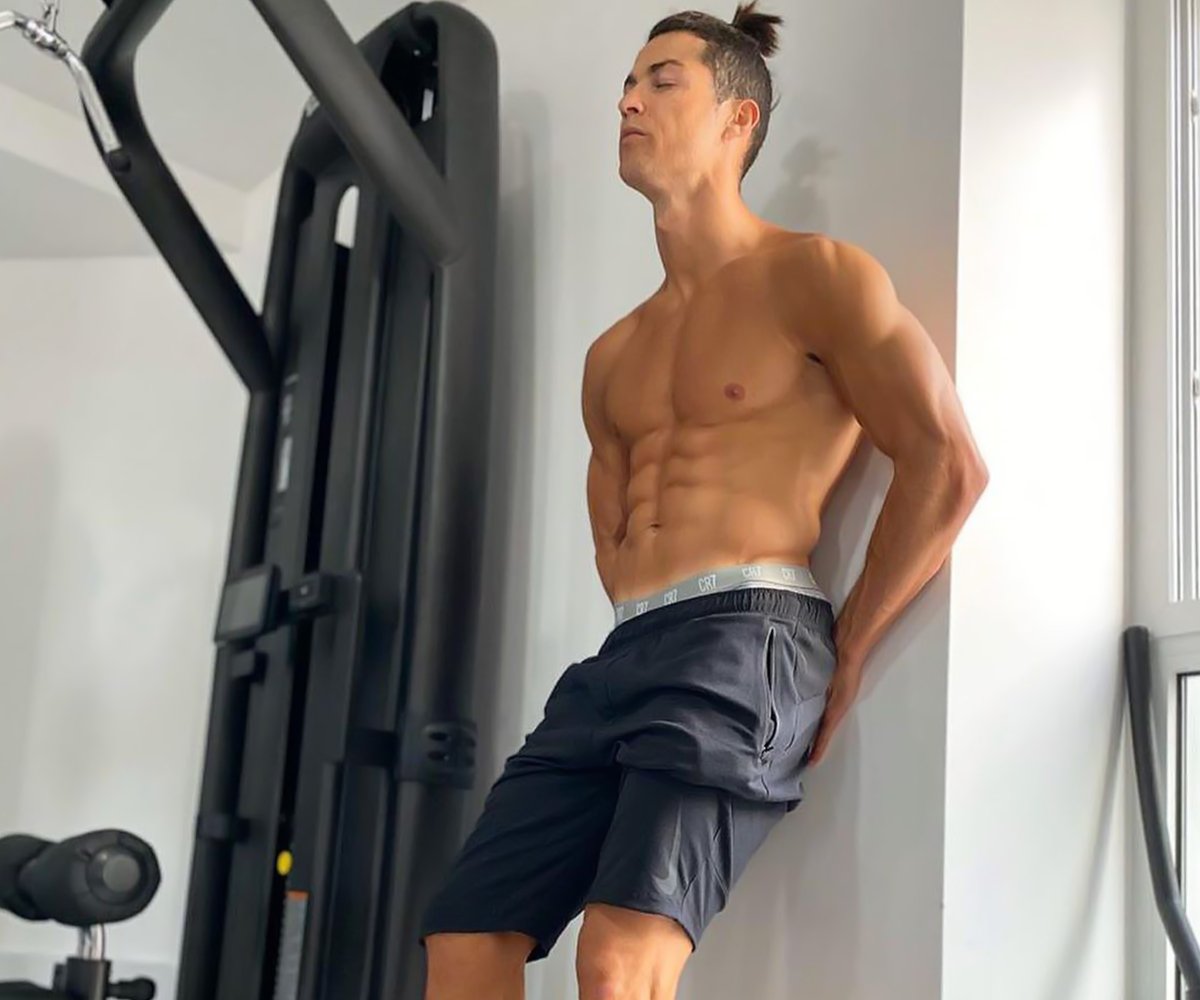Cristiano Ronaldo Hot Shirtless Pics Are a Treat to the Sore Eyes