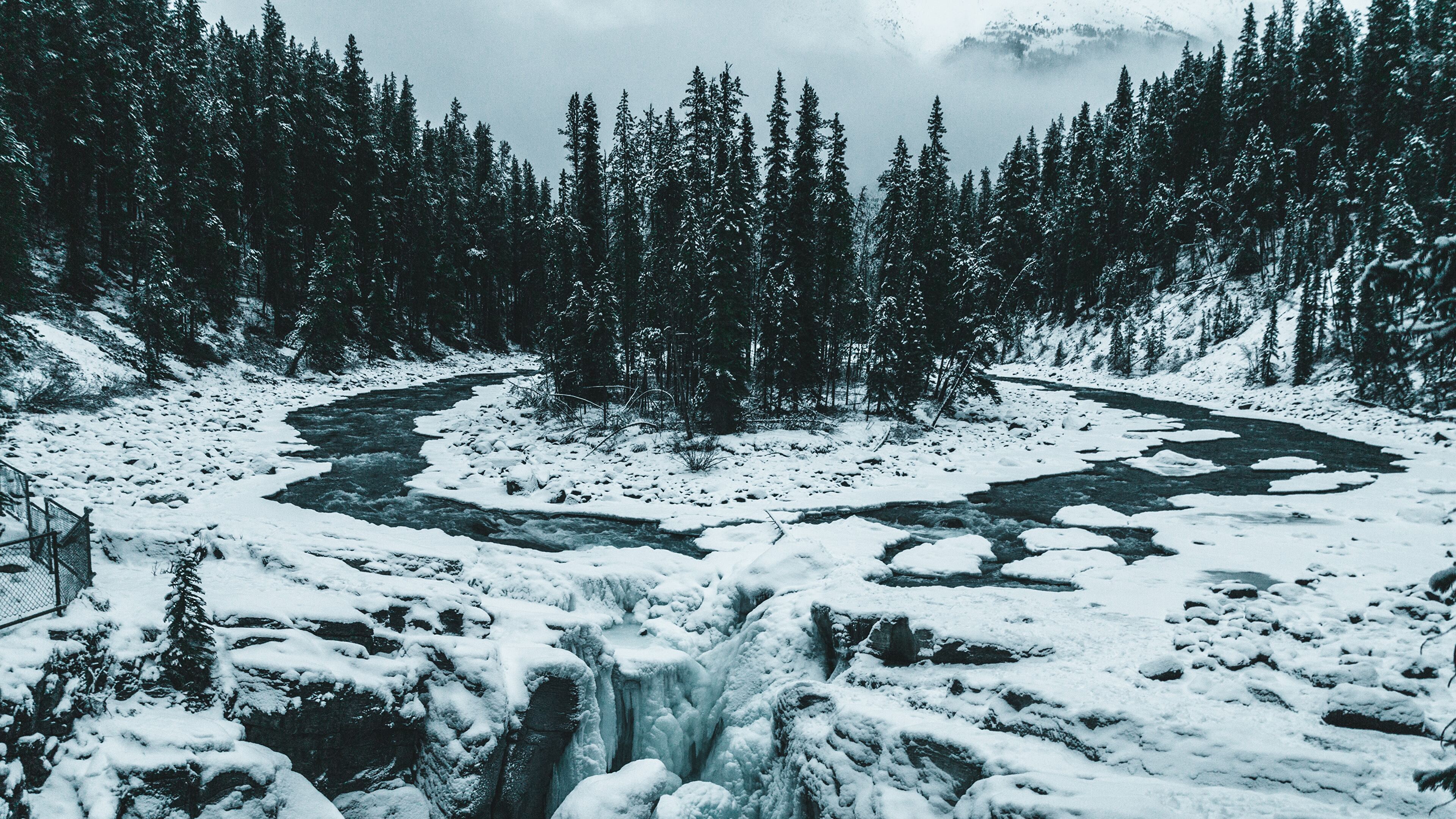 River in the Canadian Rocky Mountains 4K wallpaper