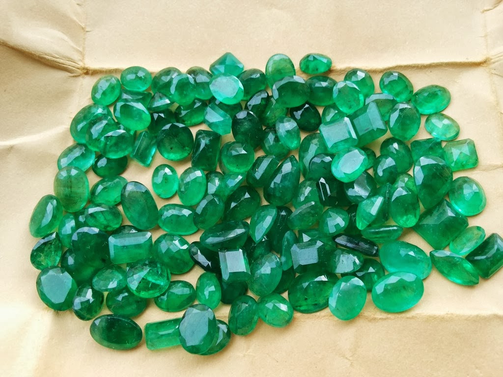 What is Emerald green color gem? Moc Huong