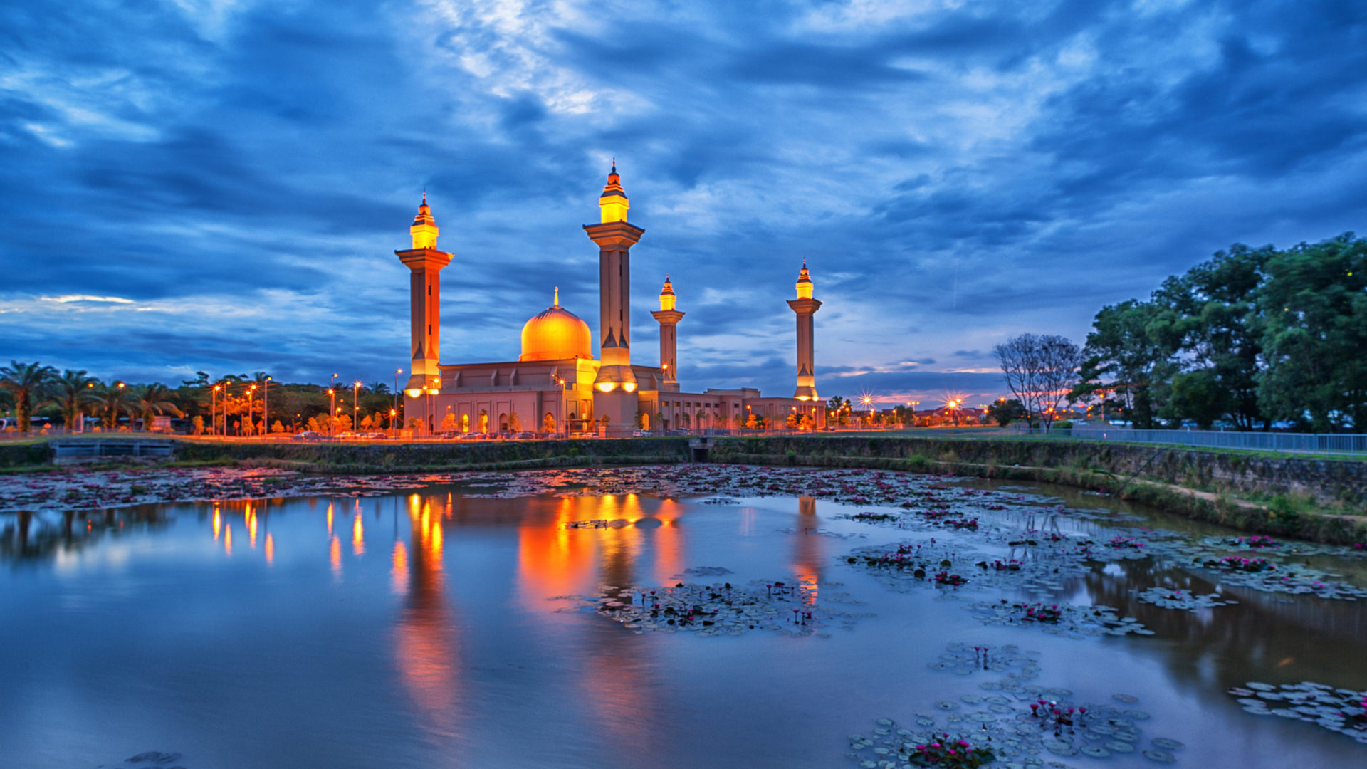 The Tengku Ampuan Jamaah Mosque Located In Shah Alam Selangor Malaysia Desktop HD Wallpaper For Tablets And Mobile Phones Free, Wallpaper13.com