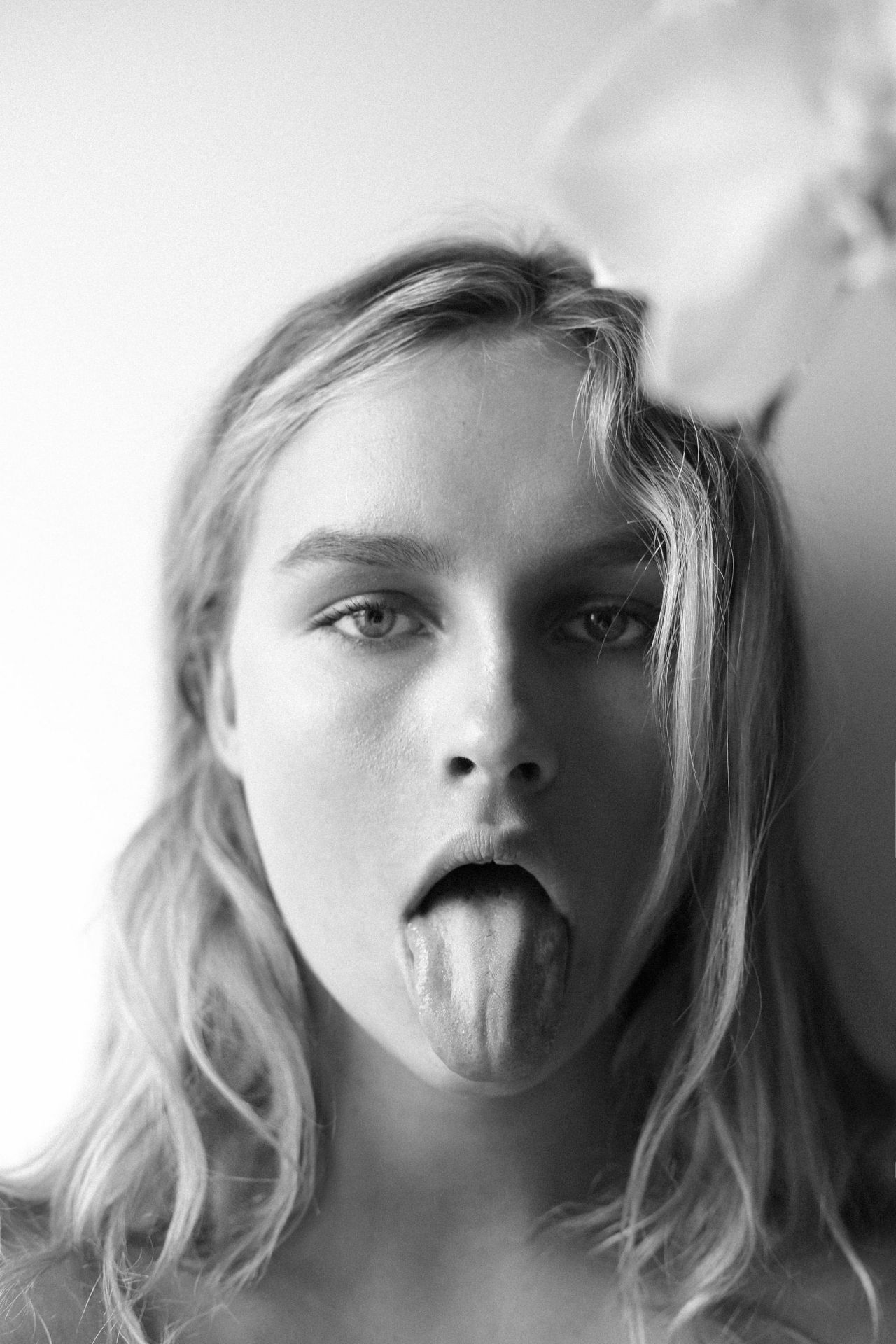 Olivia DeJonge wallpaper