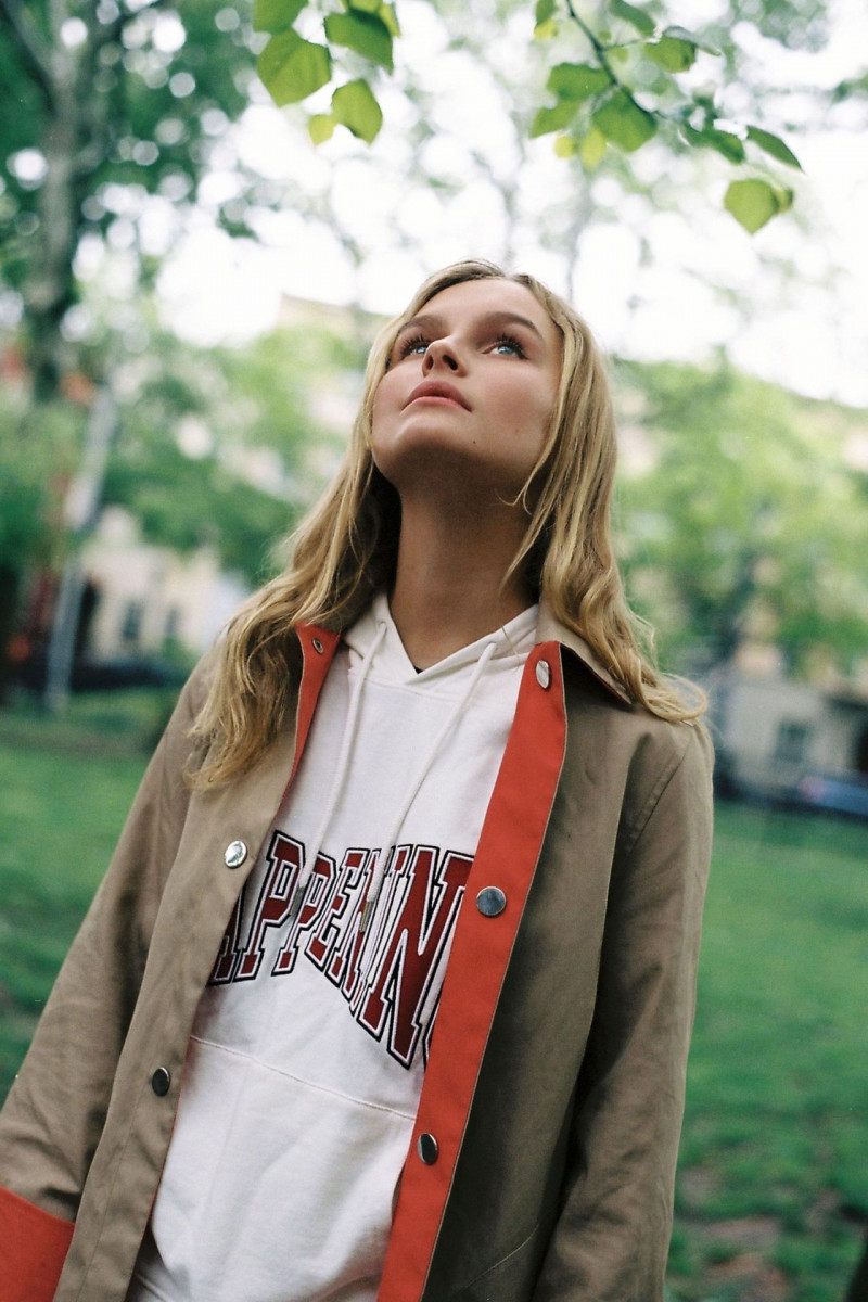Olivia DeJonge wallpaper