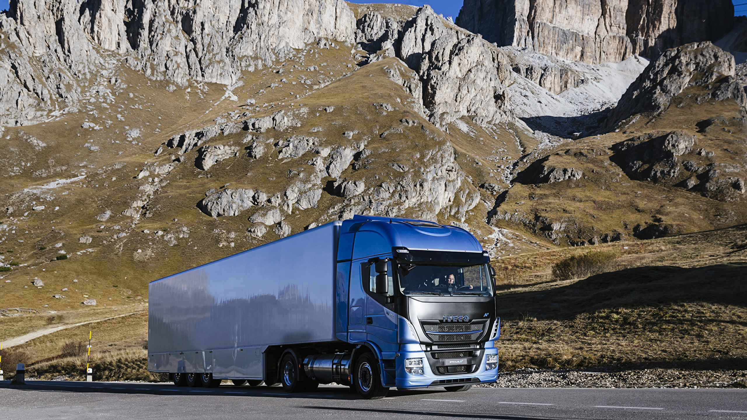 Image IVECO lorry auto 2560x1440