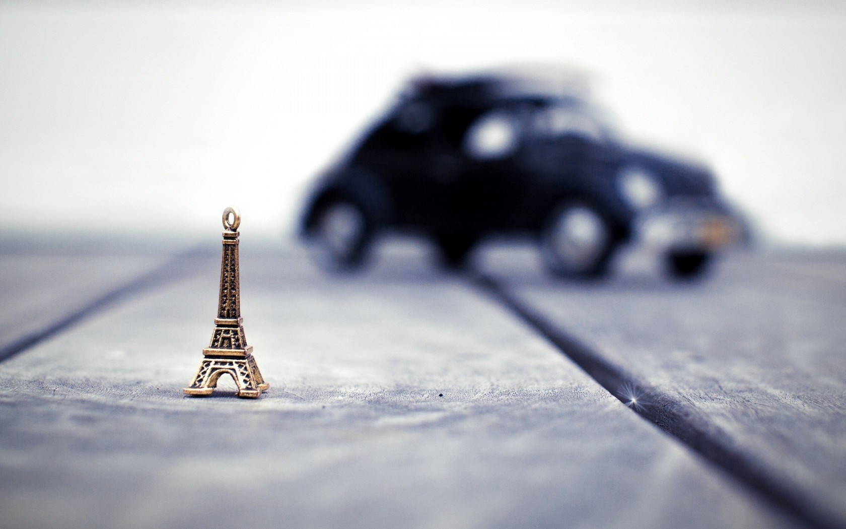 Mood Figurine Eiffel Tower Car Blur