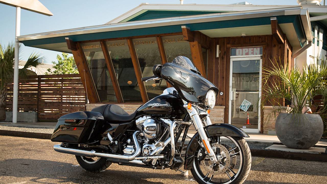RideApart Review: 2016 Harley Davidson Street Glide Special