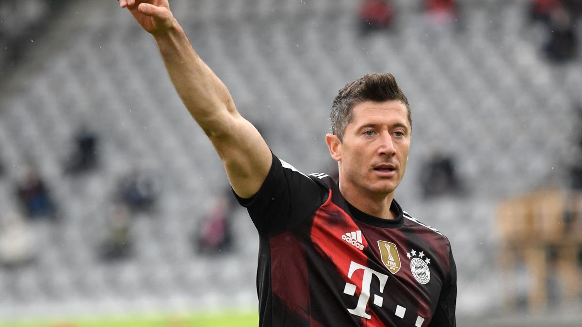 Robert Lewandowski Equals Gerd Muller's 40 Goal Record With Strike Against SC Freiburg