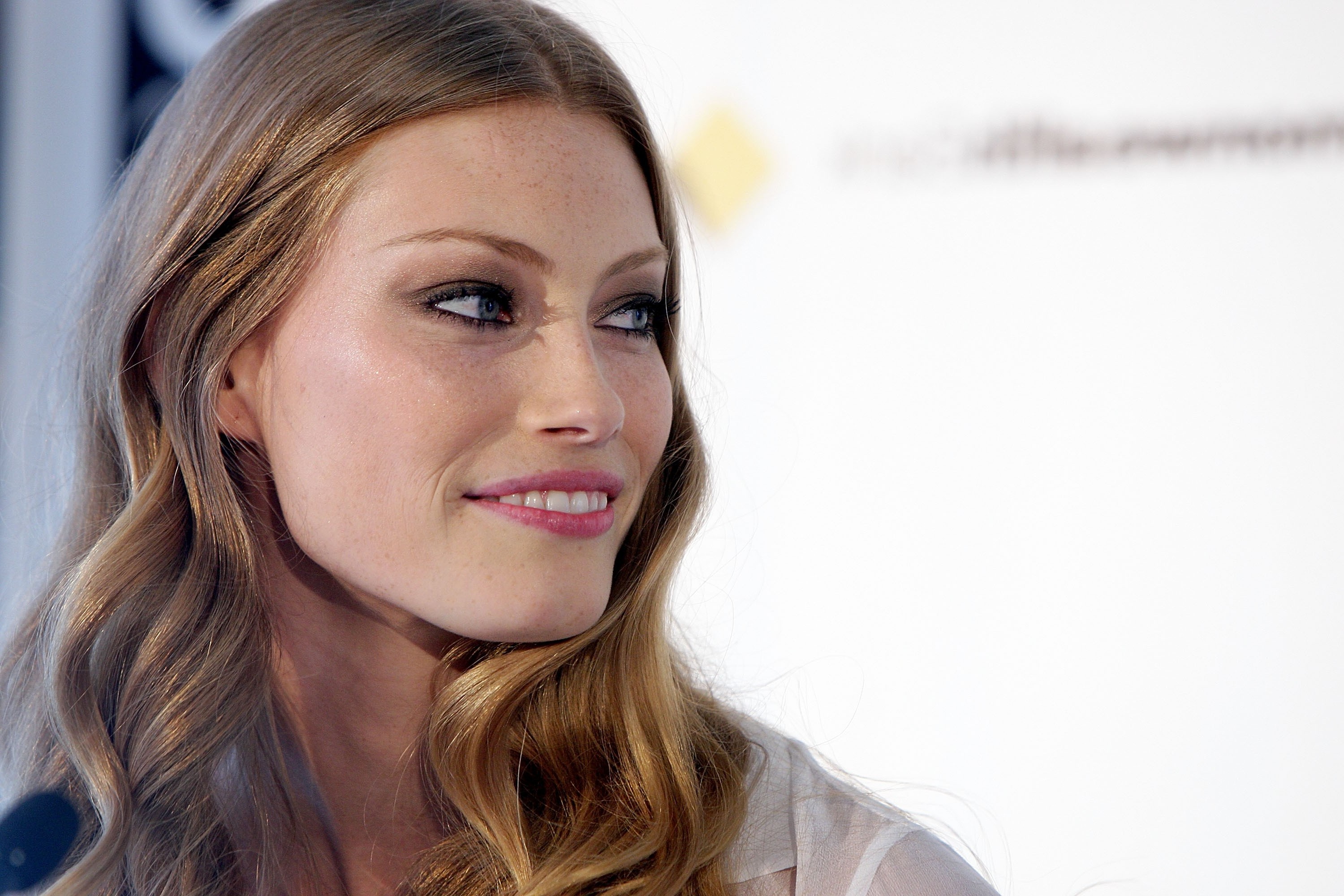 Alyssa Sutherland, Aslaug Wallpaper HD / Desktop and Mobile Background