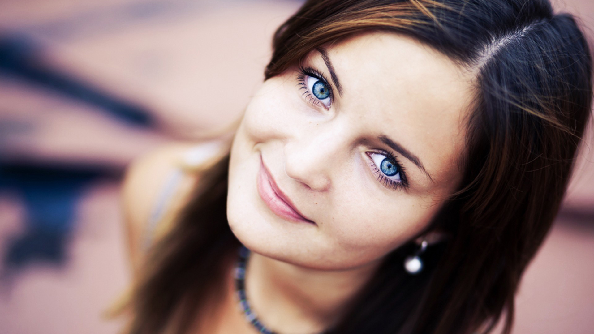 Beautiful Blue Eyes Girl Model Is Looking Up HD Girls Wallpaper