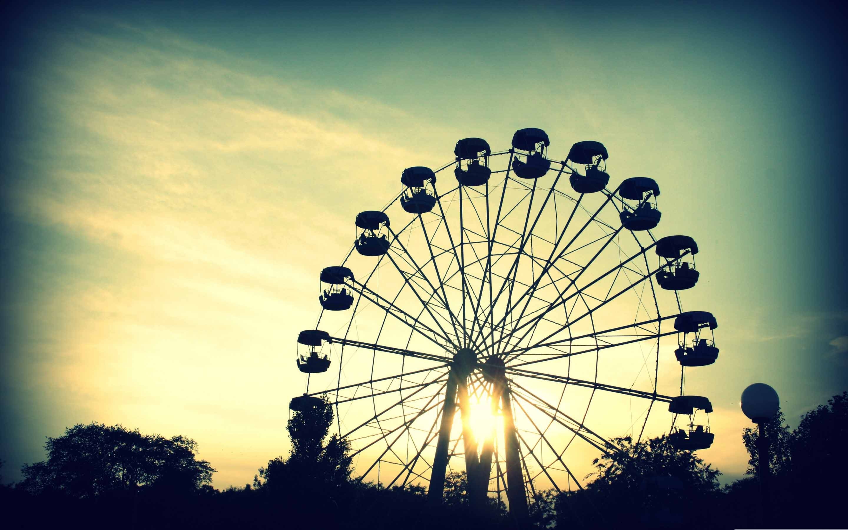 Sunlight Through Ferris Wheel MacBook Air Wallpaper Download