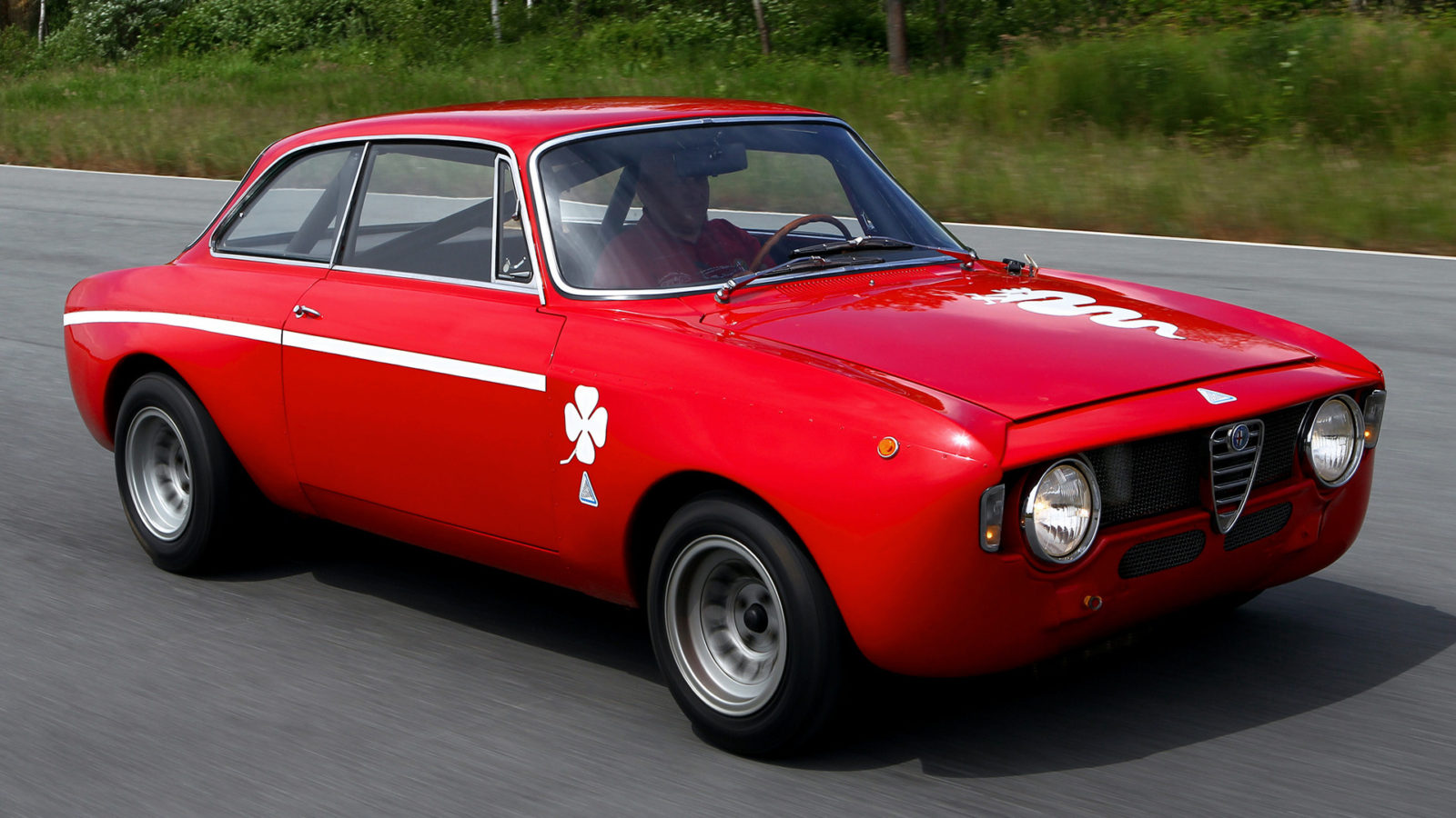 Alfa Romeo GT 1300 Junior Wallpaper