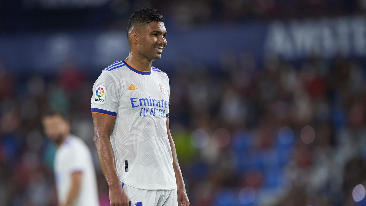 Real Madrid's Casemiro extends his time at the club by putting pen to paper on a new deal