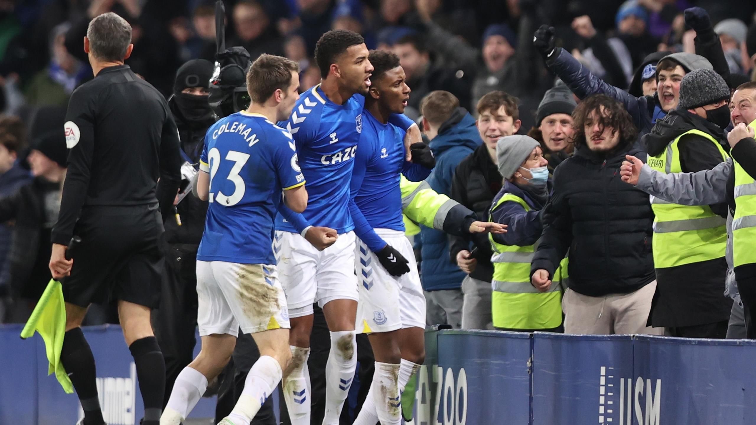Everton 2 1 Arsenal: Demarai Gray Scores Stoppage Time Screamer To Ease Pressure On Under Fire Rafael Benitez