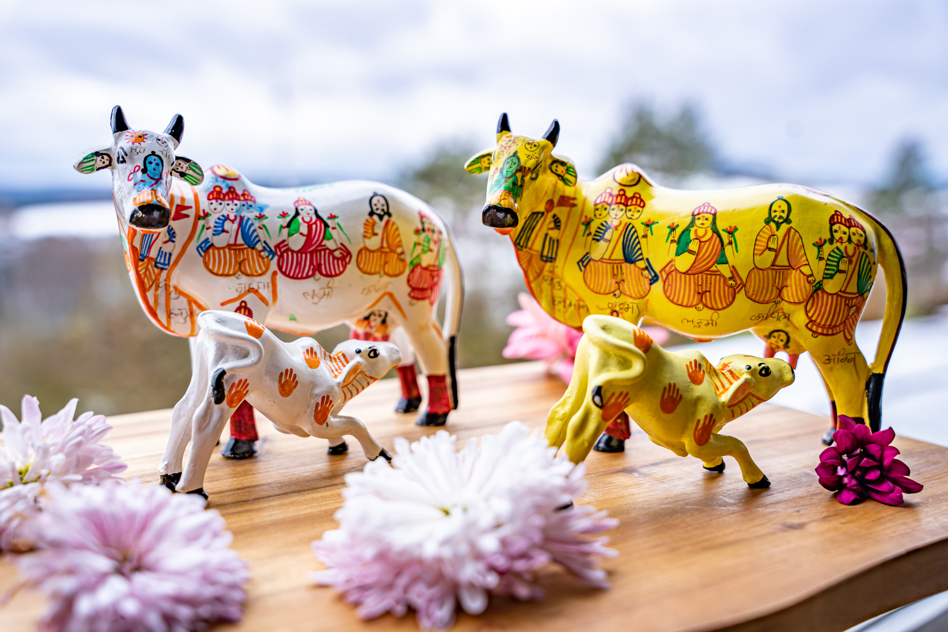 Kamadhenu Cow with Calf' Decorative Statue