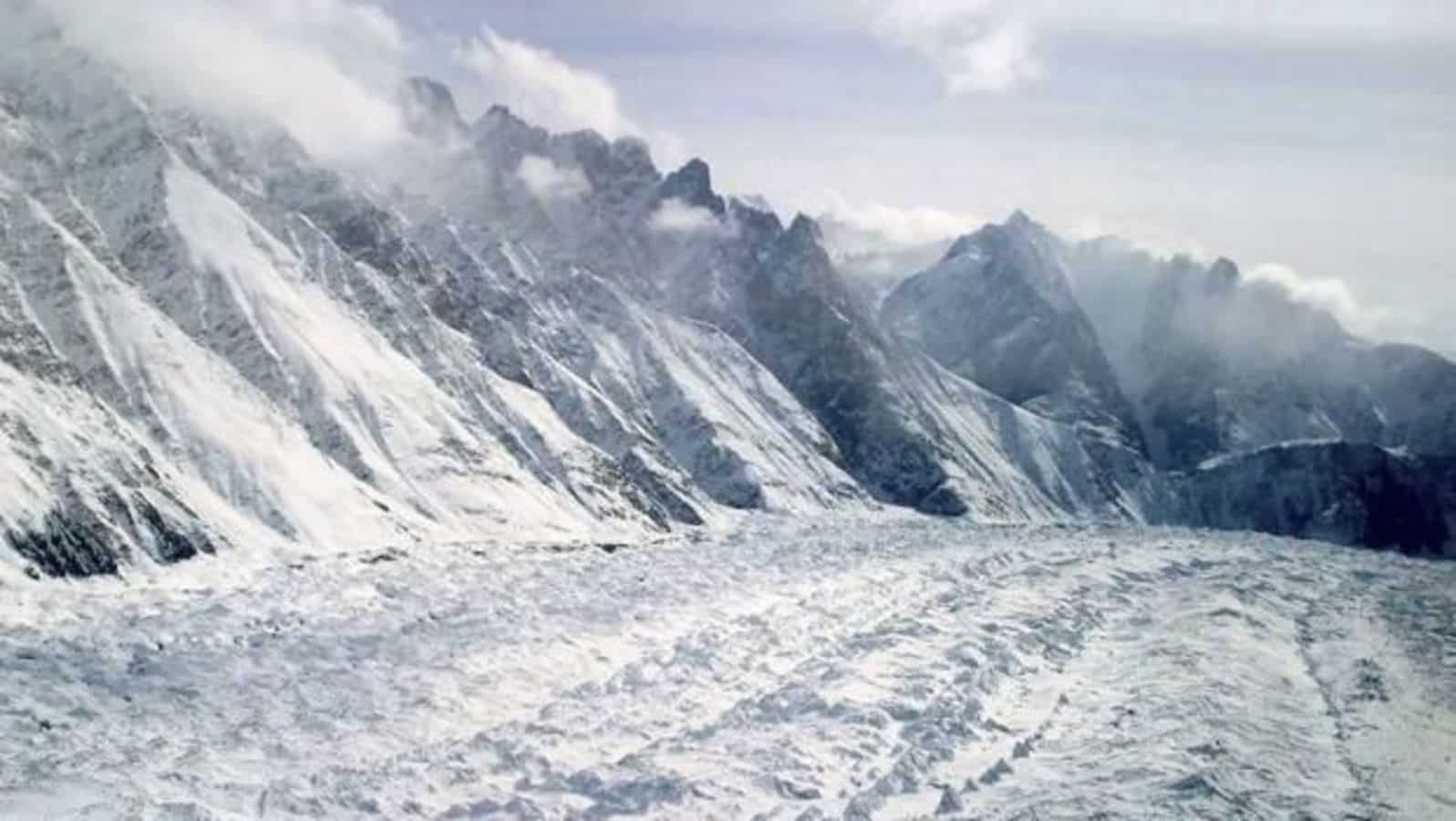 Four Indian soldiers, two civilians killed in Siachen avalanche