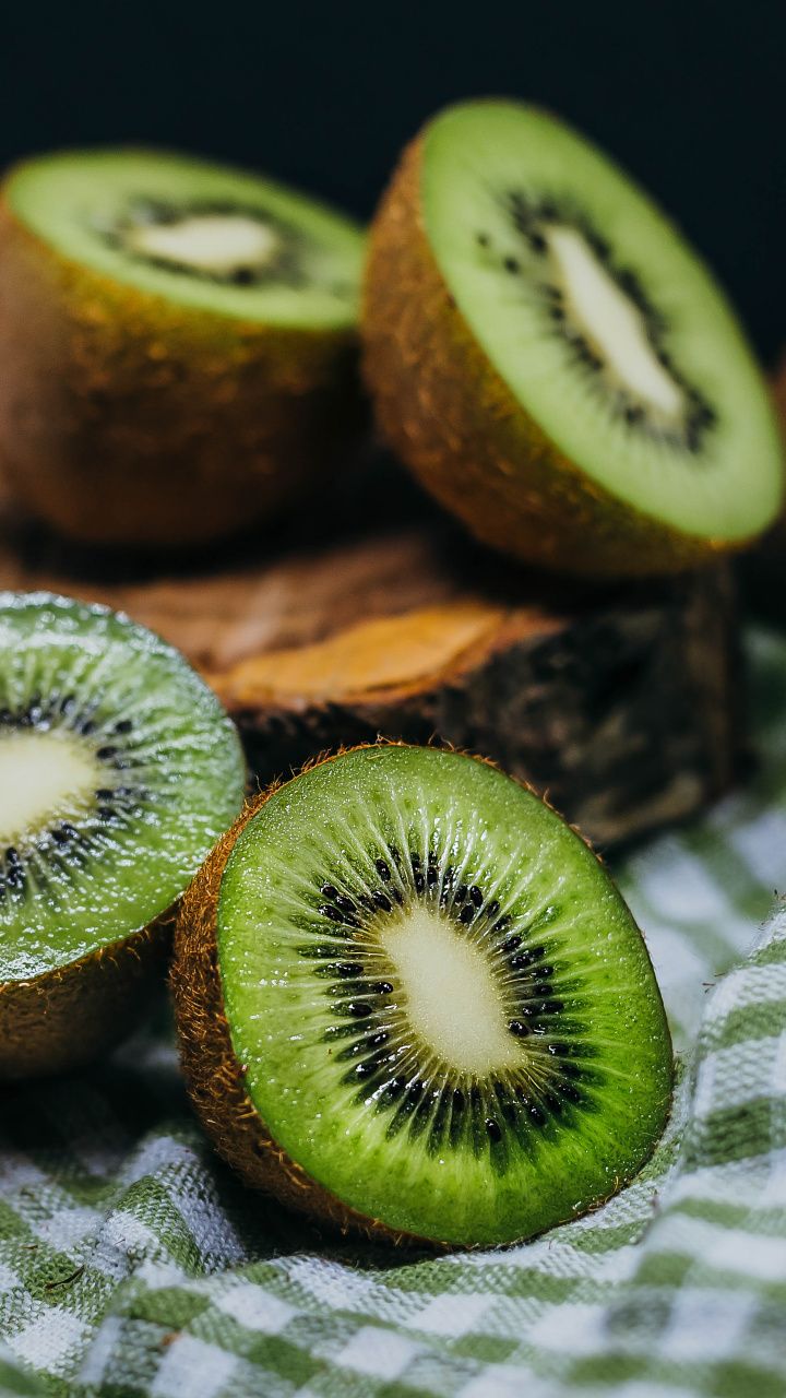 Download 720x1280 Kiwifruit, green, slices wallpaper. Food photography fruit, Fruit photography, Vegetables photography